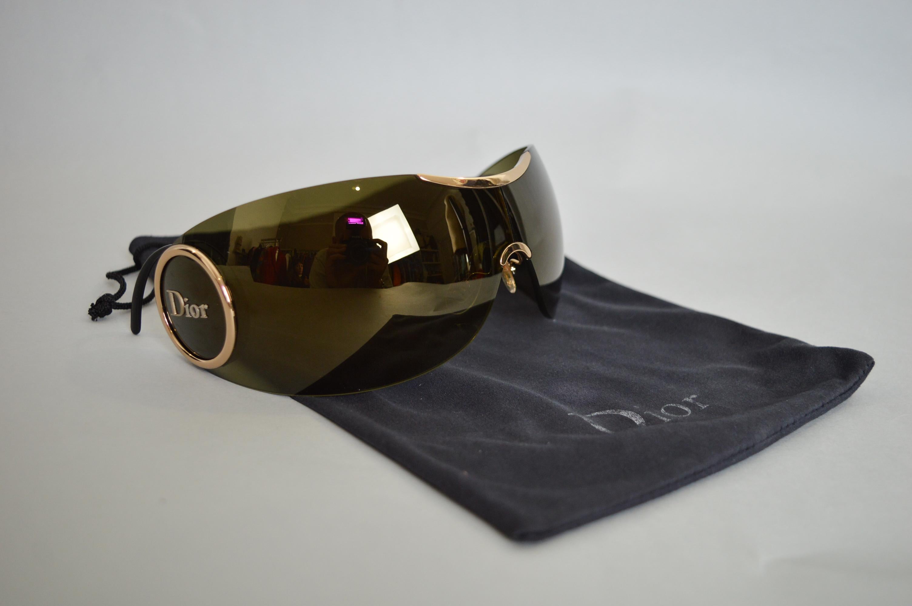 2000's John Galliano for Christian Dior Large Mask / Visor style sunglasses.

These sunglasses were designed by John Galliano in the early 2000’s era of Dior.

Featuring oversized wrap-around glass frames and retractable wire arms.

They Come in