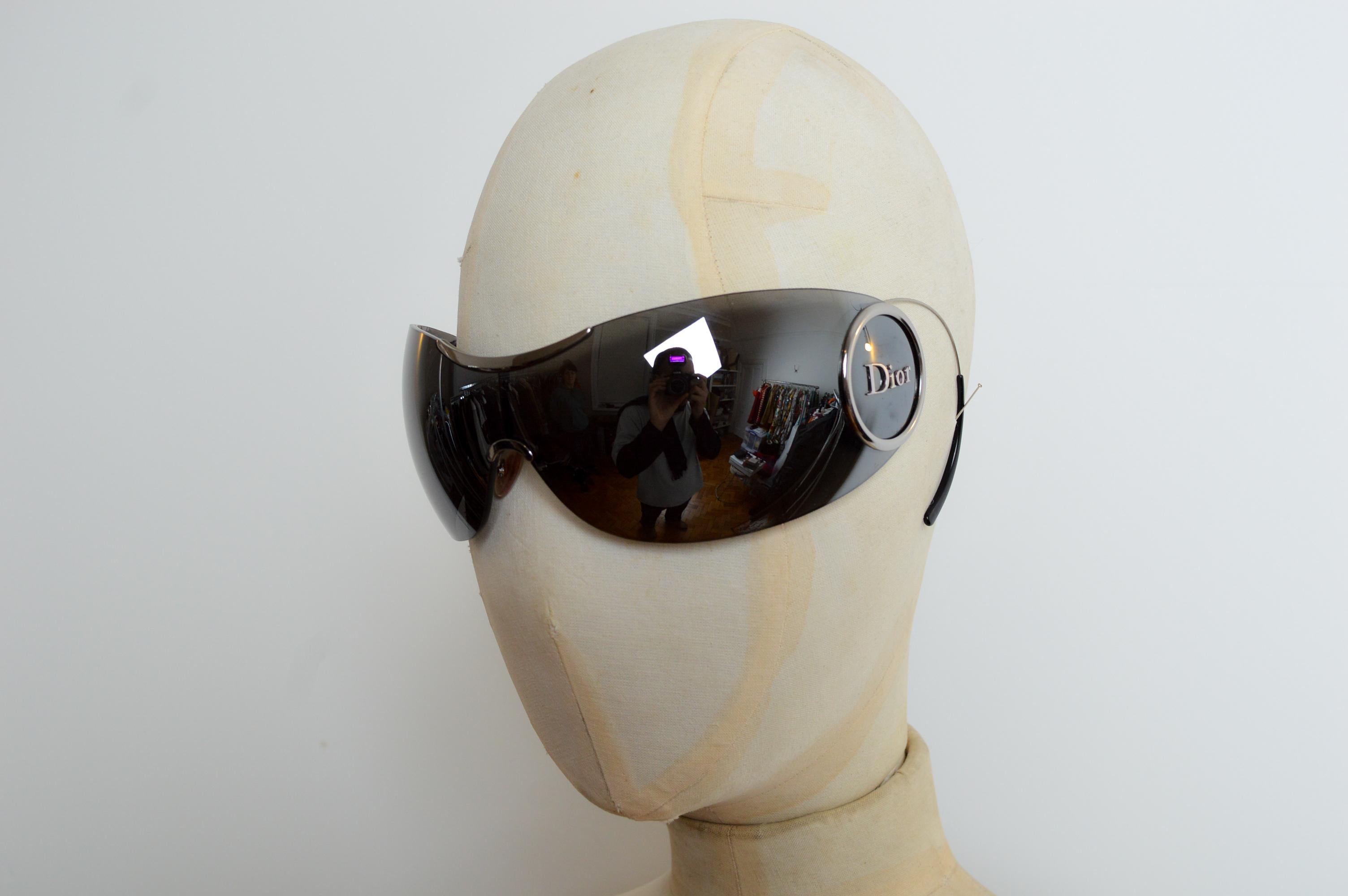 Christian Dior by John Galliano for Christian Dior 'Sport 2' Y2K Visor Sunglasses - Shades
Modèle Dior par GALLIANO, rare et très recherché. 
Montures enveloppantes surdimensionnées avec verres teintés argentés et branches rétractables en fil de