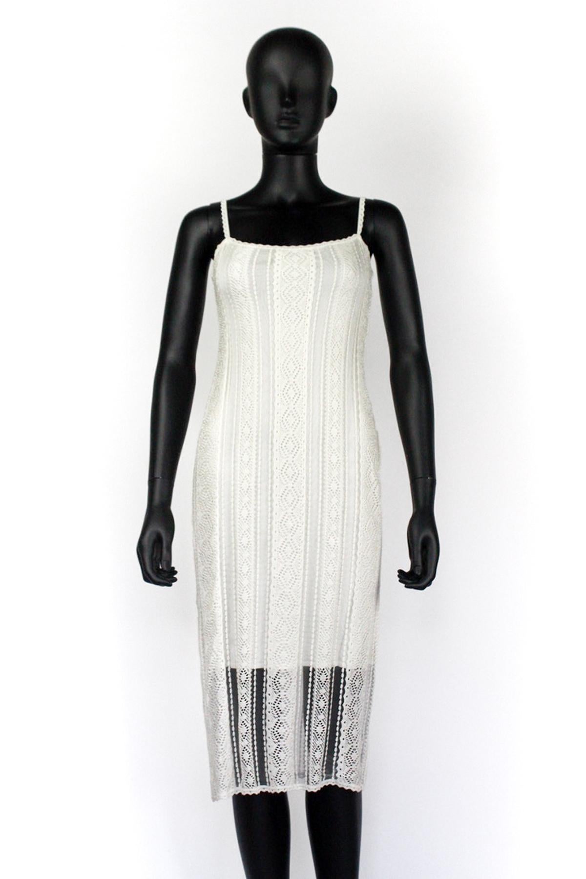 Robe doublée ivoire Christian Dior by John Galliano et cardigan assorti. Maille Pointelle avec boutons nacrés.


Condit

Excellent


Taille marquée

Robe : UK 10

Cardigan : UK 12

 

Mesures approximatives

La matière est