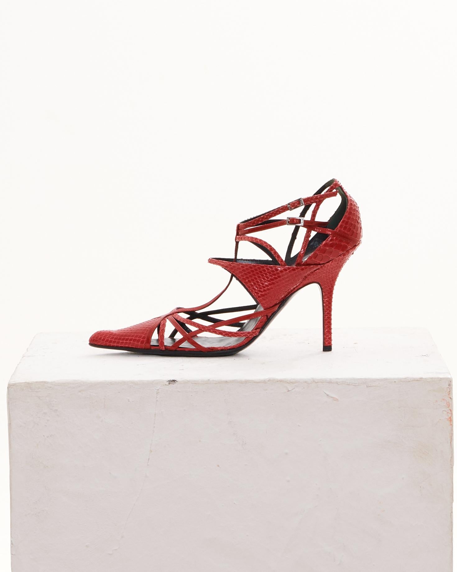- Conçu par John Galliano 
- Vendu par Skof.Archive
- Début des années 2000 
- Escarpins en python rouge 
- Bride de cheville réglable avec fermeture à boucle 
- Bout pointu 
- Fabriqué en France 
- Excellent état (jamais porté) 
- Taille : IT 40