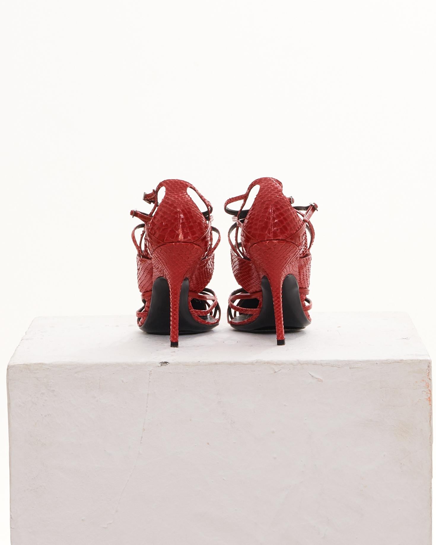Brown Christian Dior by John Galliano Early 2000s Red Python Strappy Pointed Toe Pumps (escarpins à bout pointu en python rouge) en vente