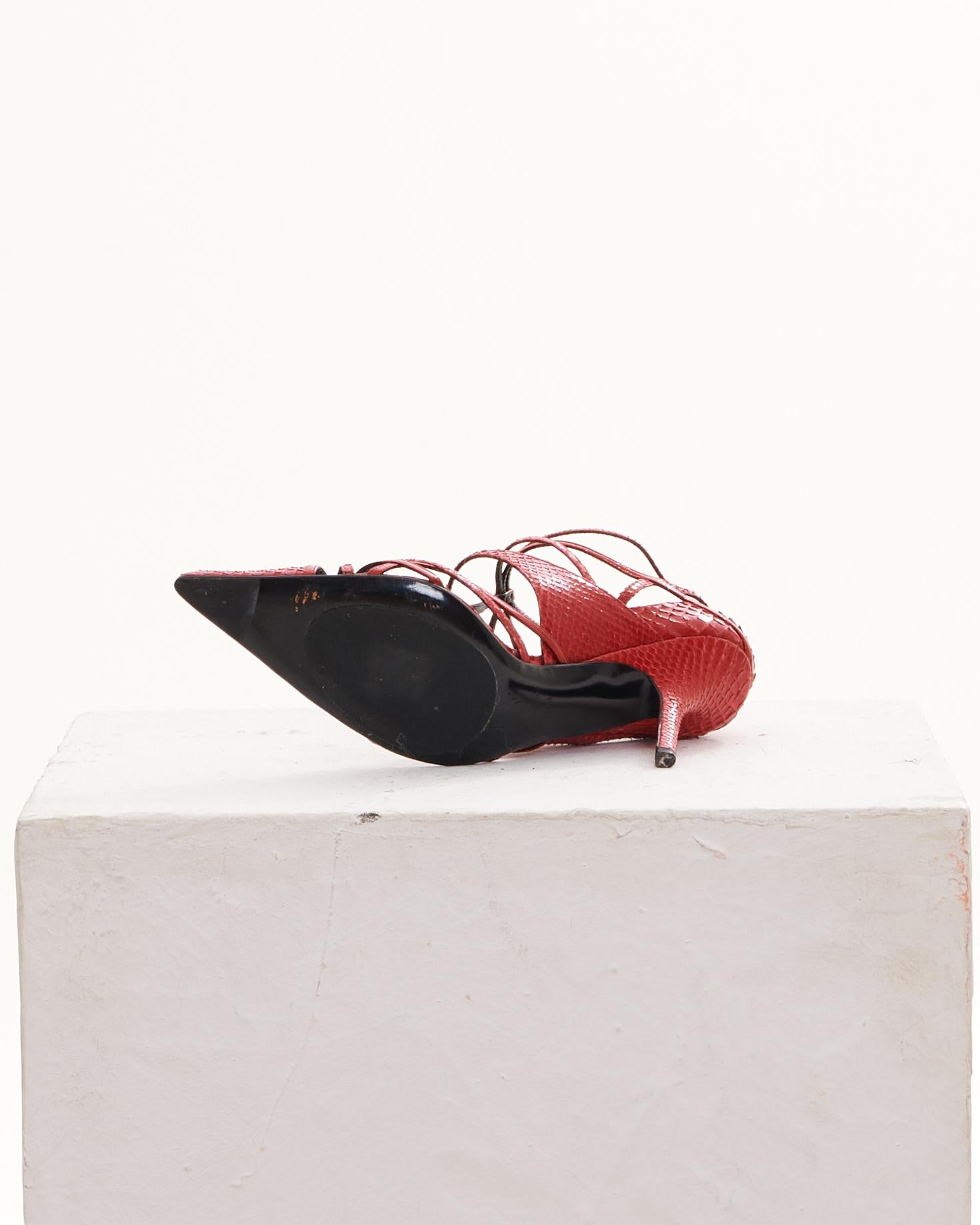 Christian Dior by John Galliano Early 2000s Red Python Strappy Pointed Toe Pumps (escarpins à bout pointu en python rouge) Neuf - En vente à Milano, IT