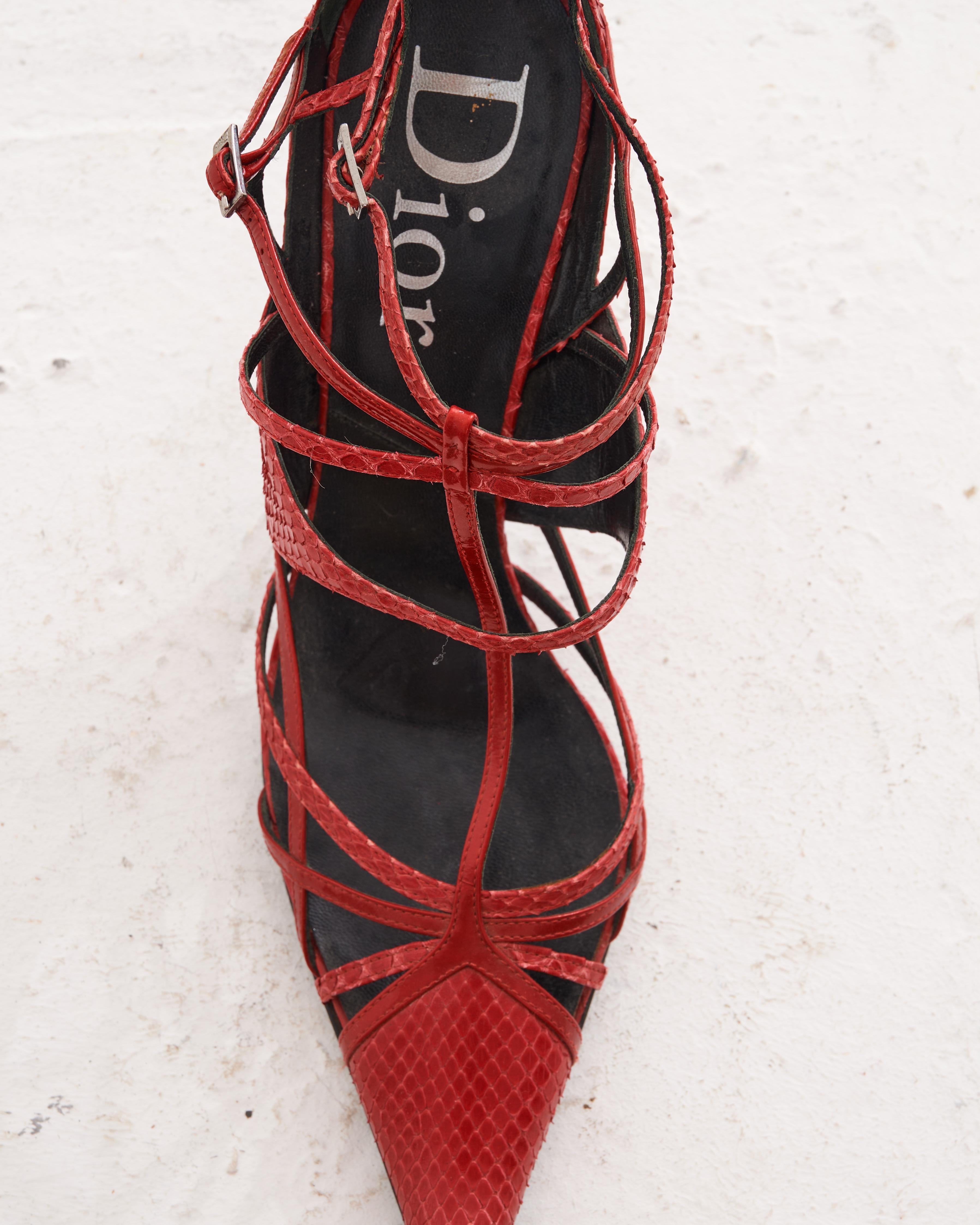 Christian Dior by John Galliano Early 2000s Red Python Strappy Pointed Toe Pumps (escarpins à bout pointu en python rouge) Pour femmes en vente