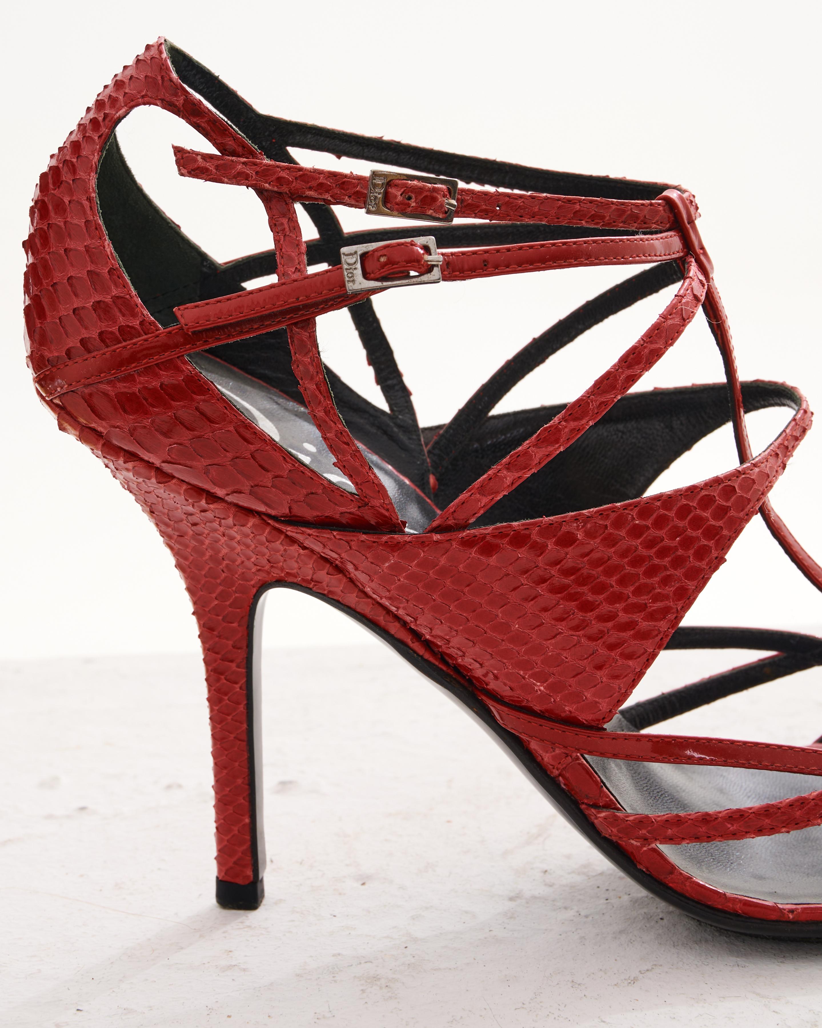 Christian Dior by John Galliano Early 2000s Red Python Strappy Pointed Toe Pumps (escarpins à bout pointu en python rouge) en vente 1