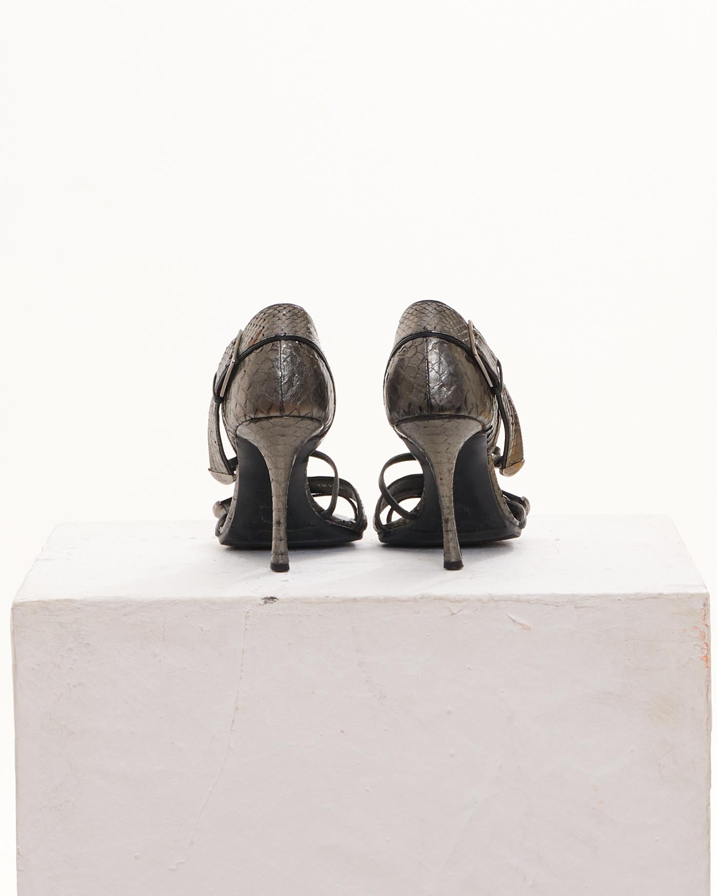 Christian Dior by John Galliano Frühe 2000er Jahre Silberne Krokoschnalle Sandalen (Black) im Angebot