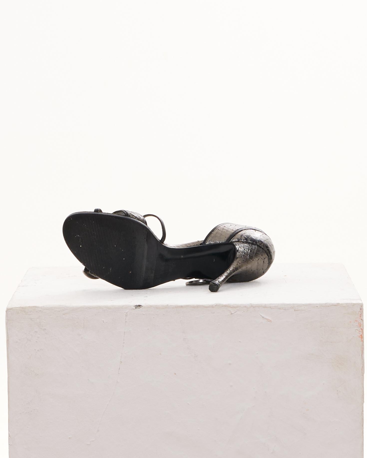 Christian Dior by John Galliano Frühe 2000er Jahre Silberne Krokoschnalle Sandalen Damen im Angebot