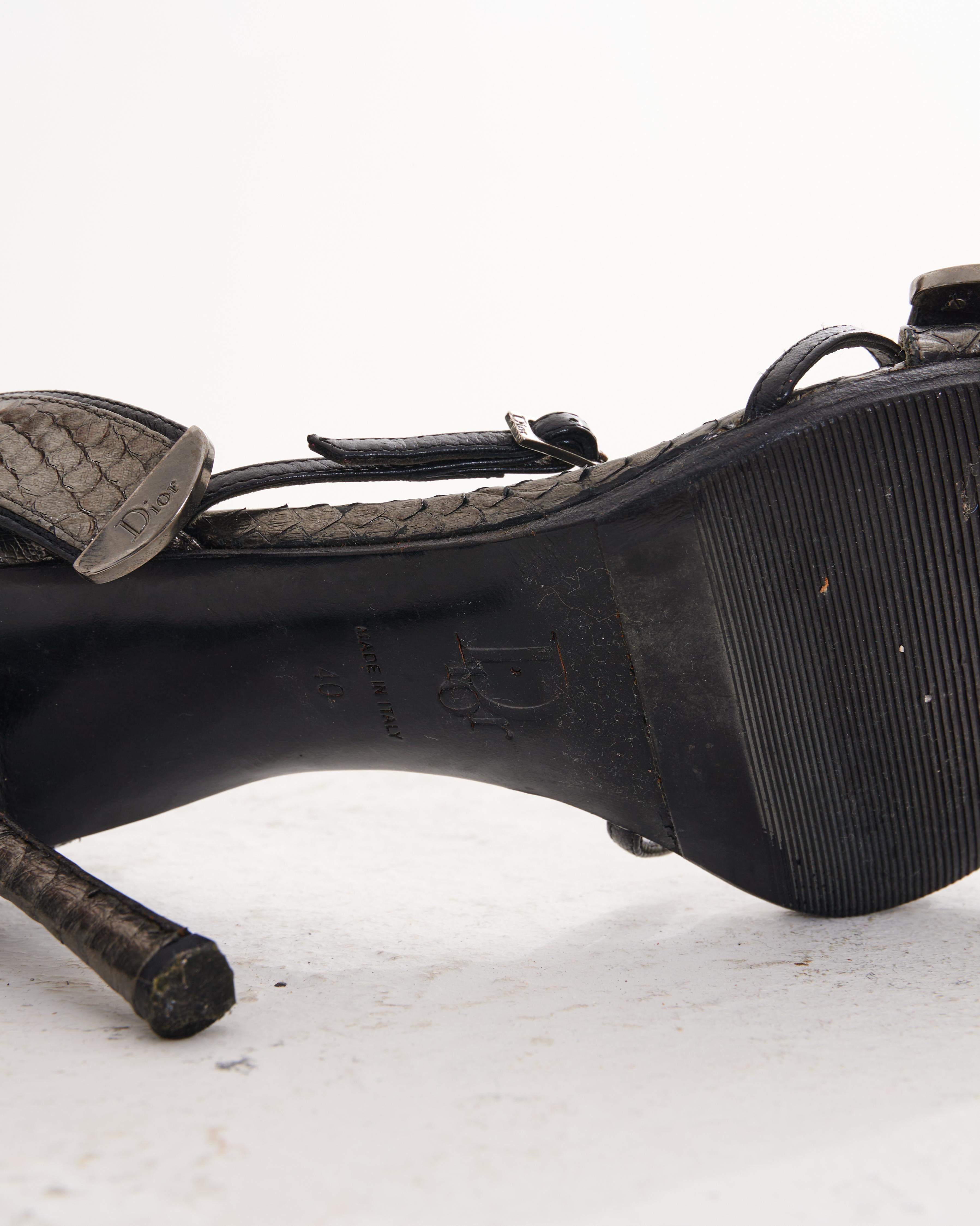 Christian Dior by John Galliano Frühe 2000er Jahre Silberne Krokoschnalle Sandalen im Angebot 1
