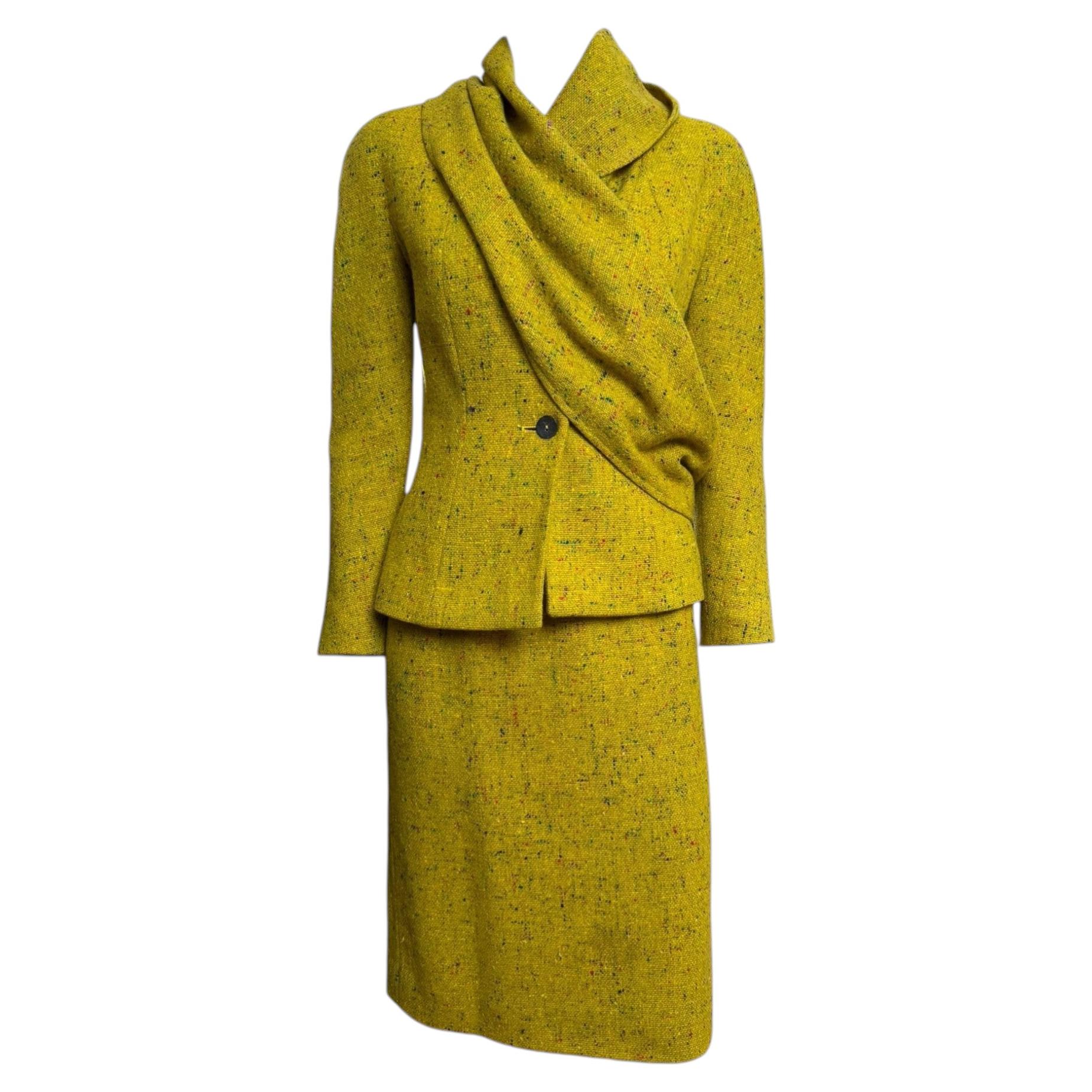 Christian Dior by John Galliano for Christian Dior A/I 1998: abito in tweed Donegal con sciarpa drappeggiata.