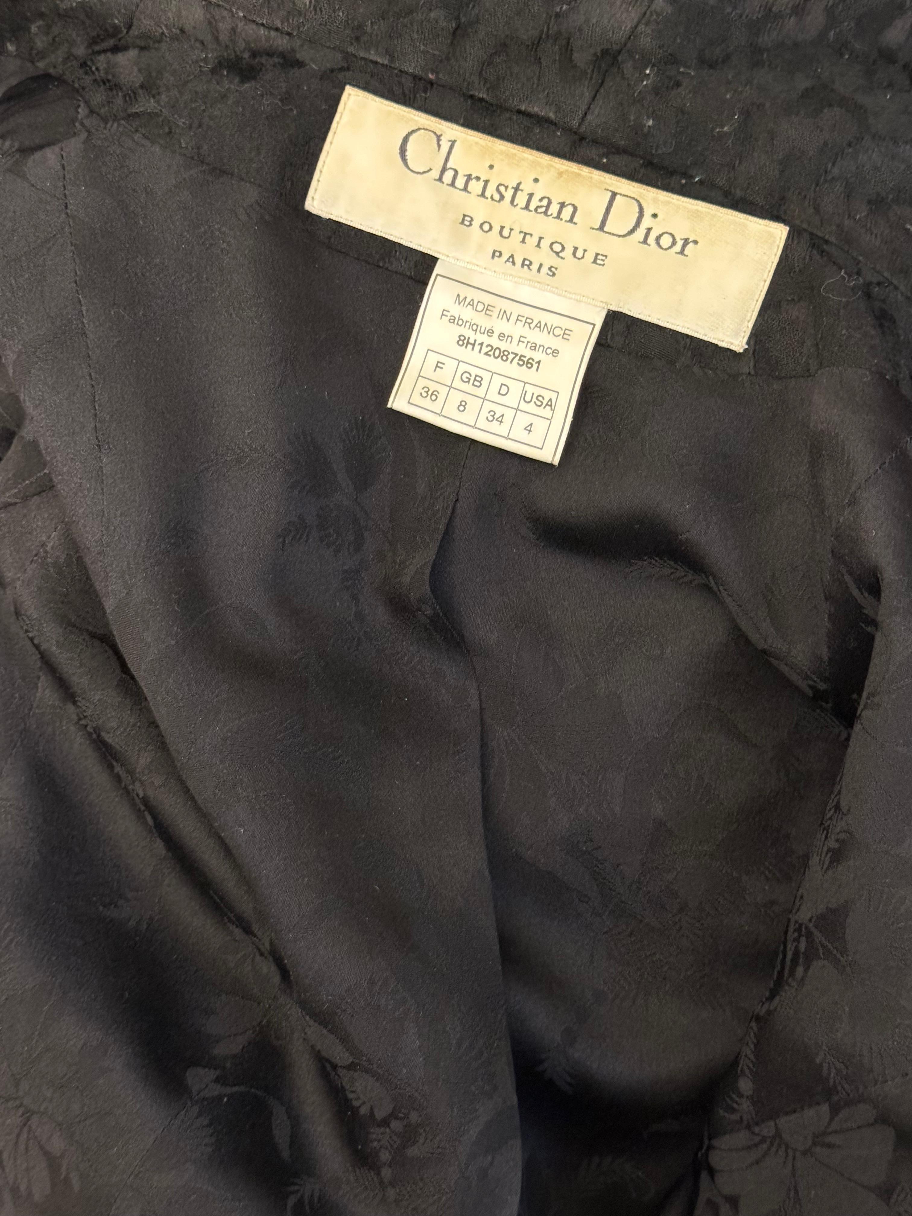 Chaqueta Christian Dior by John Galliano Otoño Invierno 1998 con pañuelo chal extra largo con el que puedes jugar, hallazgo raro, estampado jacquard de estilo funerario de moda y espectacular ¡pieza de museo! Talla 36 FR se ajusta a US 0 hasta US 4