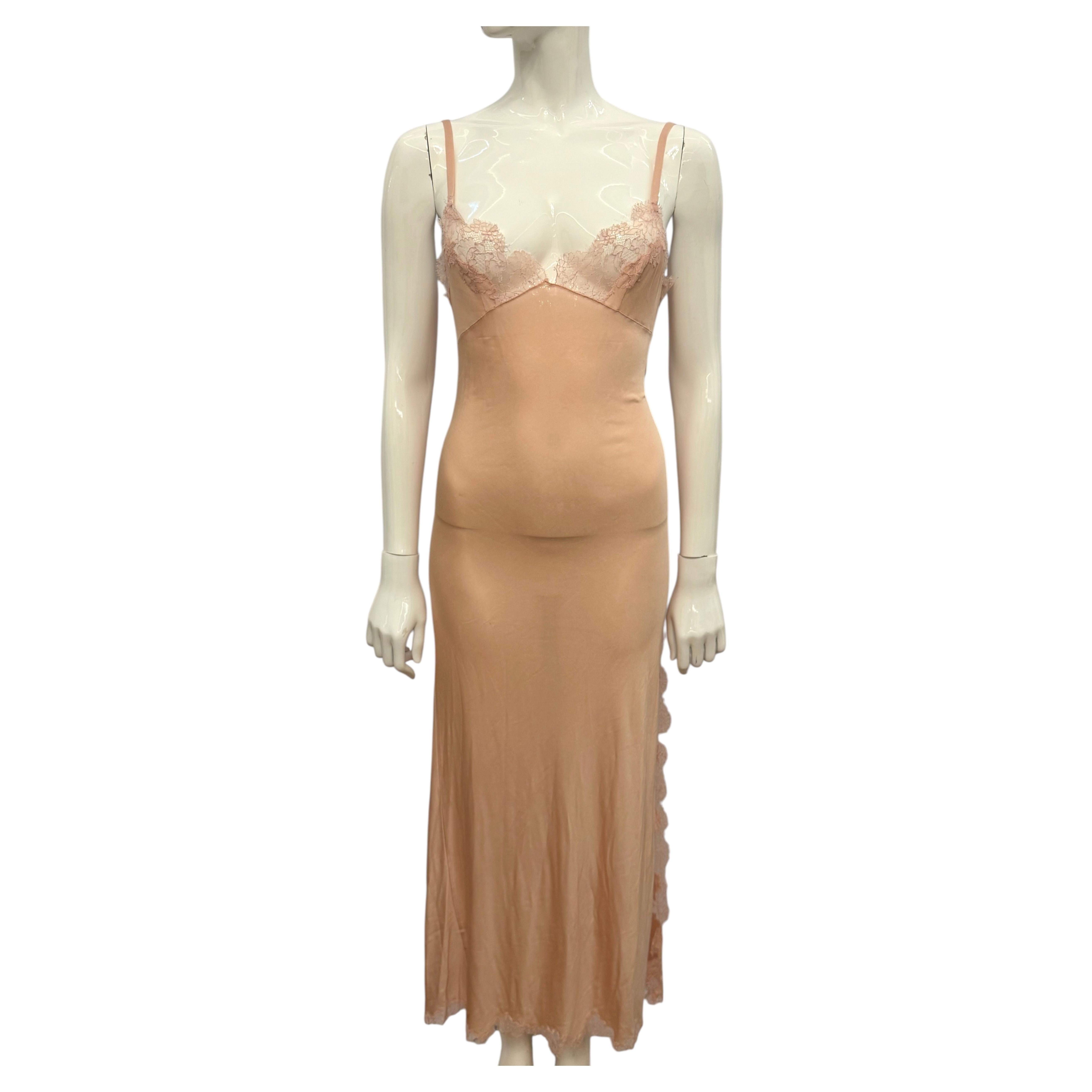 Christian Dior by John Galliano, collezione Autunno/Inverno 2000: abito sottoveste da boudoir in seta rosa cipria