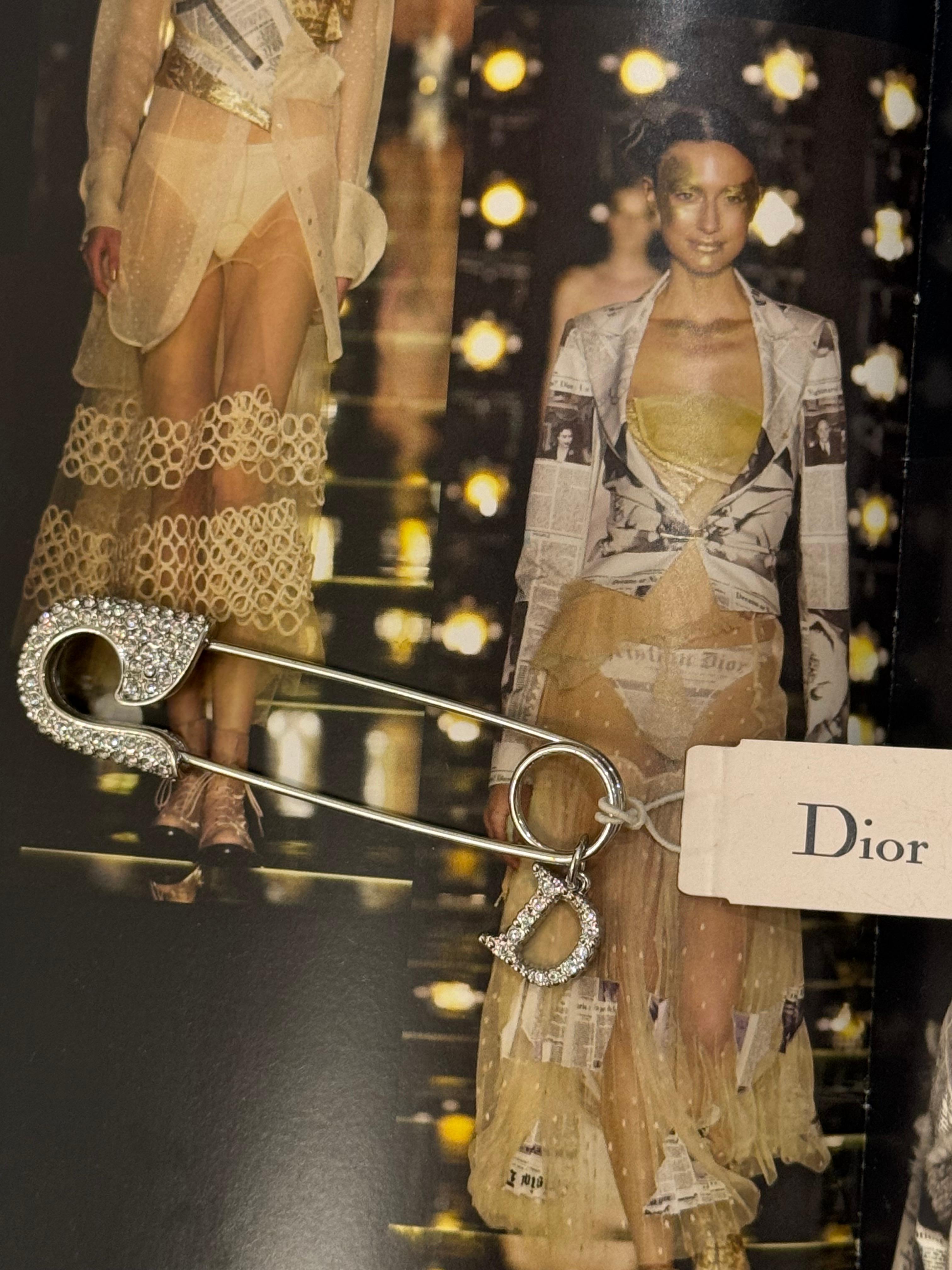 Rare broche épingle à nourrice en cristaux surdimensionnés de la collection Christian Dior by John Galliano Automne Hiver 2000, étiquette neuve encore attachée, la collection 