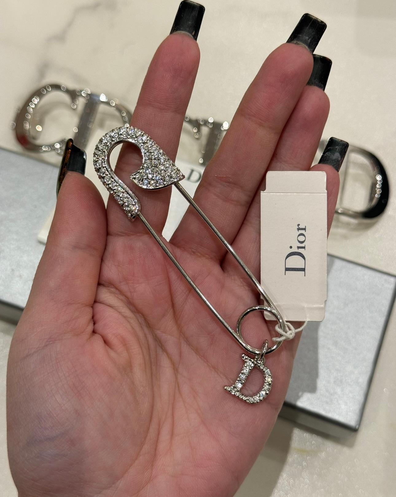 Broche épingle à nourrice en cristaux surdimensionnés Christian Dior by John Galliano F/W 2000 Neuf - En vente à PARIS, FR