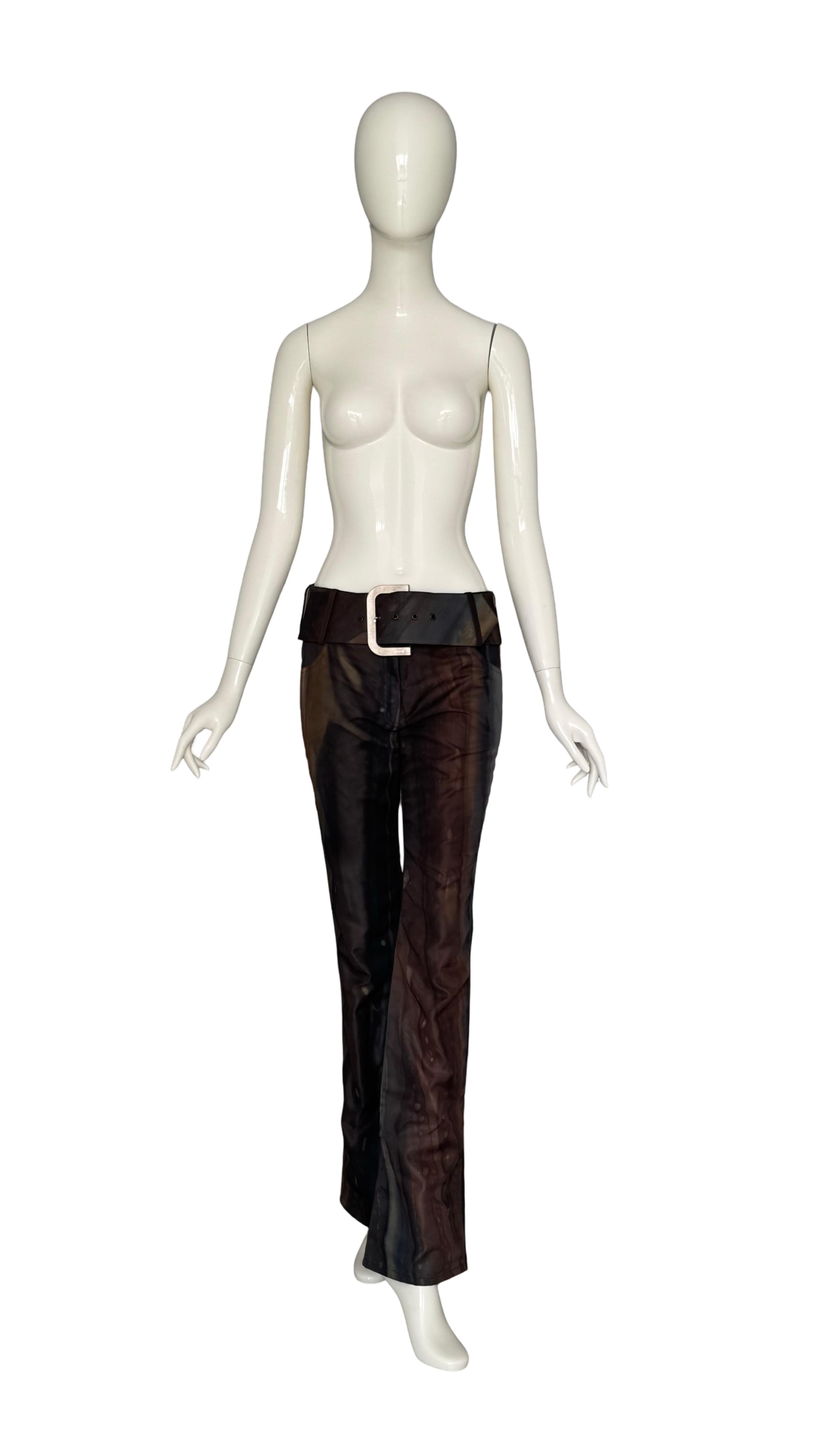 A. Winter 2001 Christian Dior for John Galliano Brown Nylon Abstract Watercolor Pantaloni a vita bassa con cintura abbinata
Dimensioni: FR 38 / UK 10 / US 6

Entra nella storia della moda con questo raro pezzo da collezione dell'iconica collezione