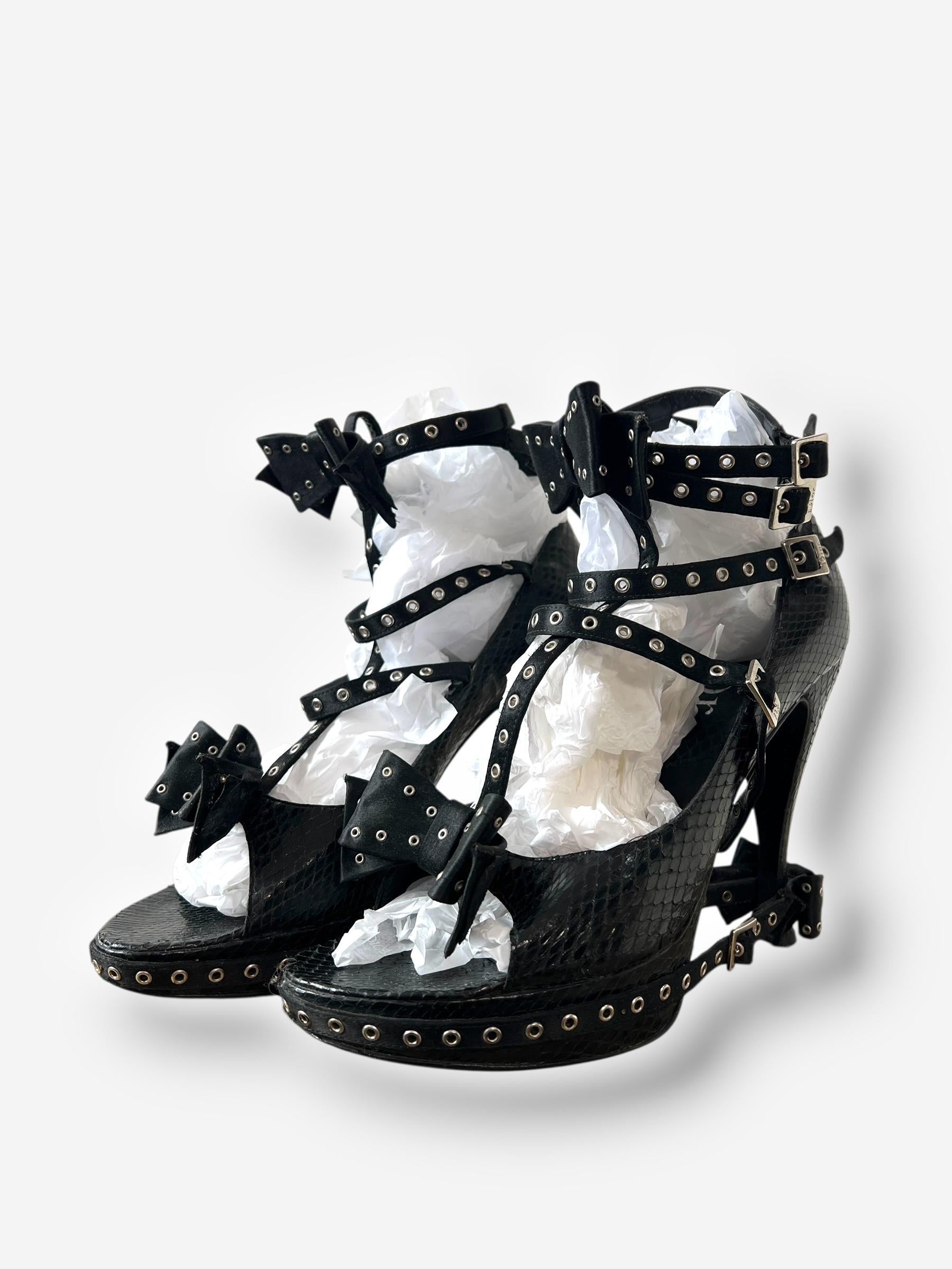 Christian Dior by John Galliano F/W 2003 Black Bow Buckle Heels – Runway Version In Good Condition For Sale In CAPELLE AAN DEN IJSSEL, ZH