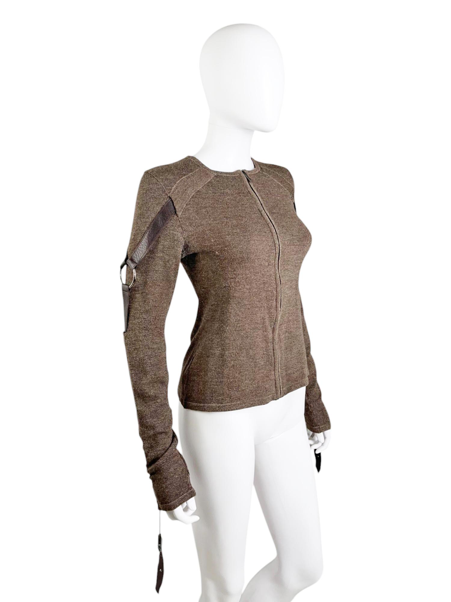 - Diseñado por John Galliano
- Otoño-invierno 2003
- Jersey Bondage Marrón
- Cierre frontal con cremallera
- Aplicaciones de bondage de cuero en los hombros pasando por los brazos
- Buen estado: sólo algunos pequeños agujeros
- Fabricado en