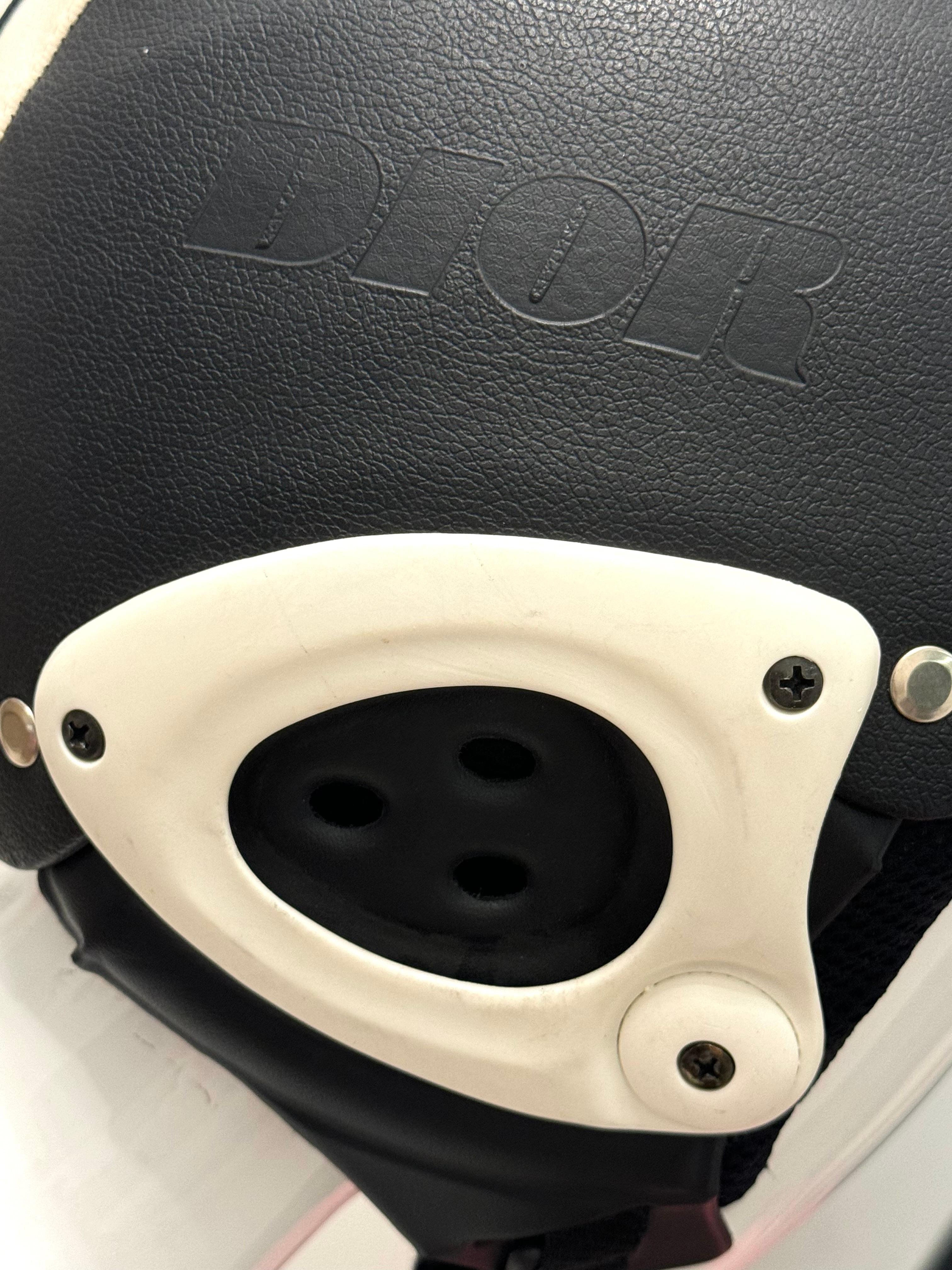 Casco in pelle da sci dell'archivio Christian Dior A/I 2004, articolo molto raro e da collezione. Pelle nera granulata in rilievo. Usura molto leggera, ottime condizioni.