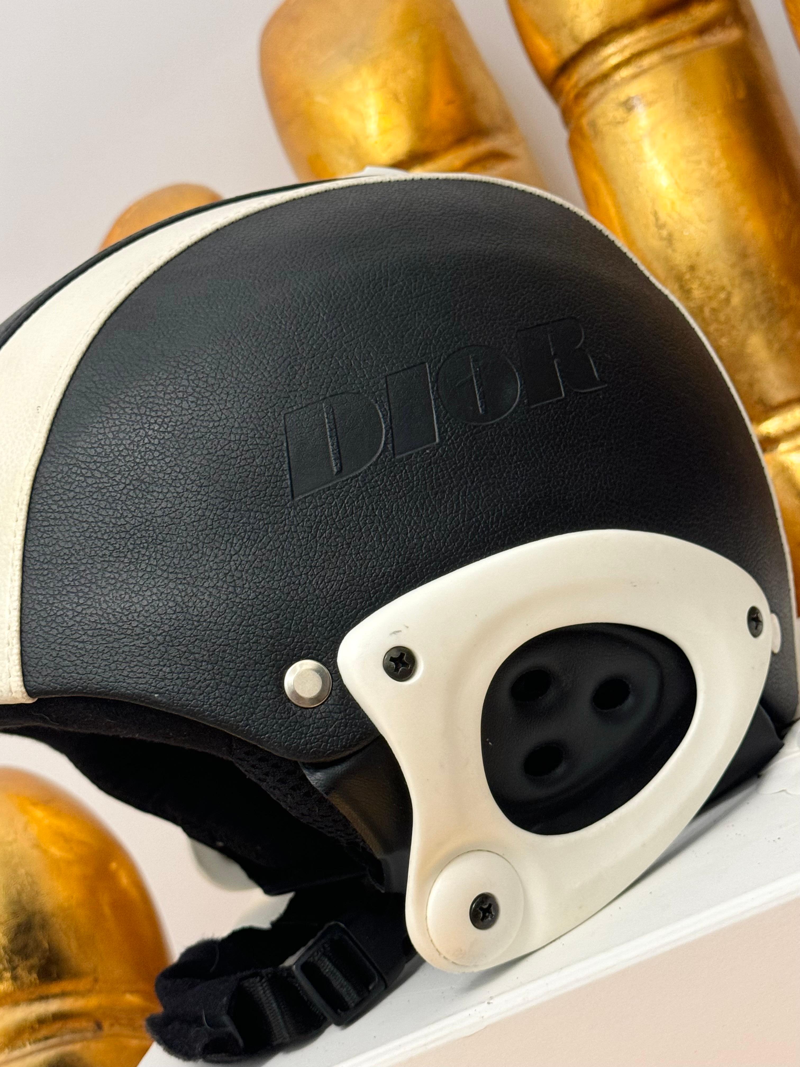 Nero Christian Dior by John Galliano for Christian Dior A/I 2004 archivio Raro casco da sci in pelle in vendita