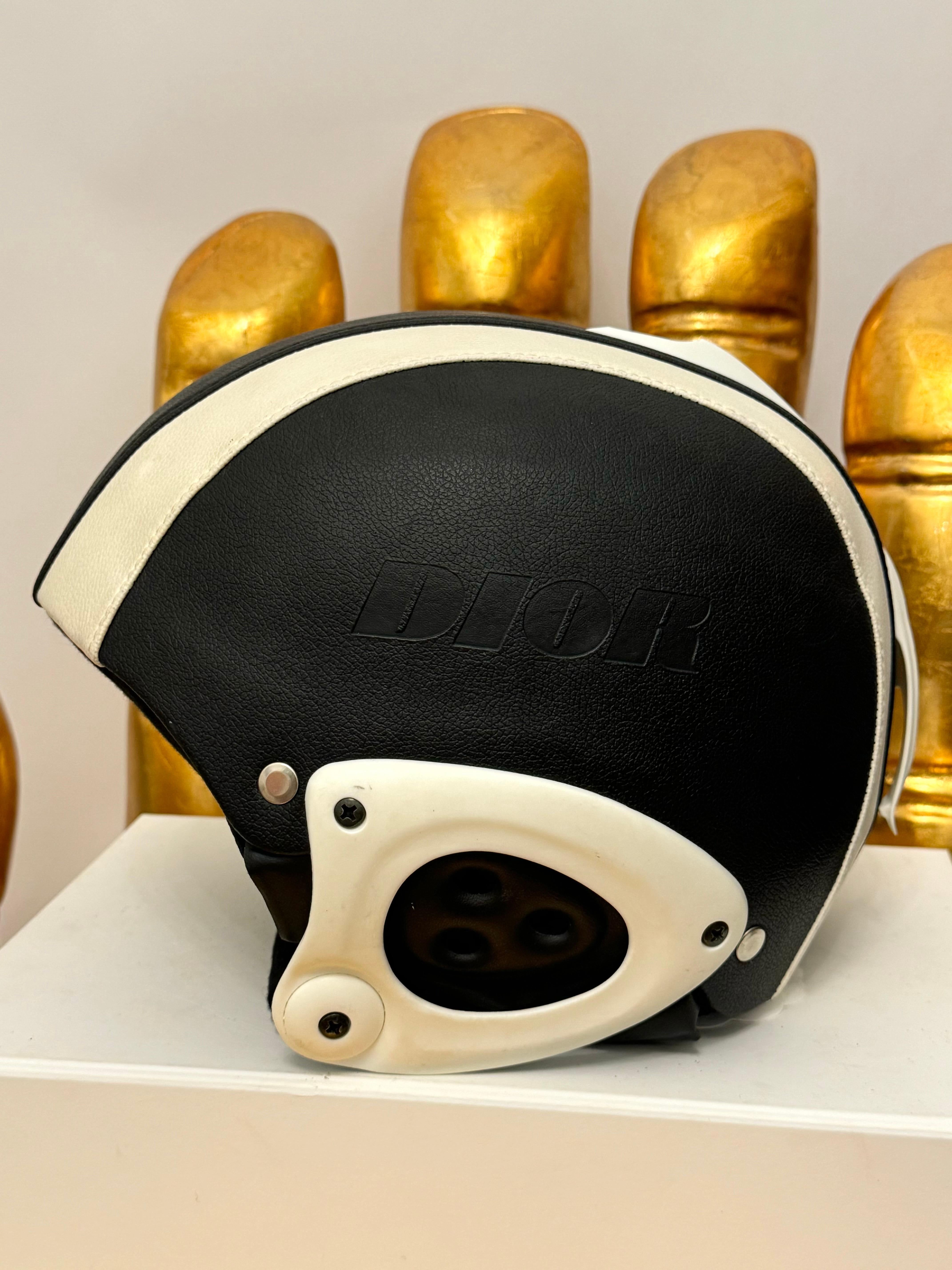 Christian Dior by John Galliano for Christian Dior A/I 2004 archivio Raro casco da sci in pelle in vendita 2