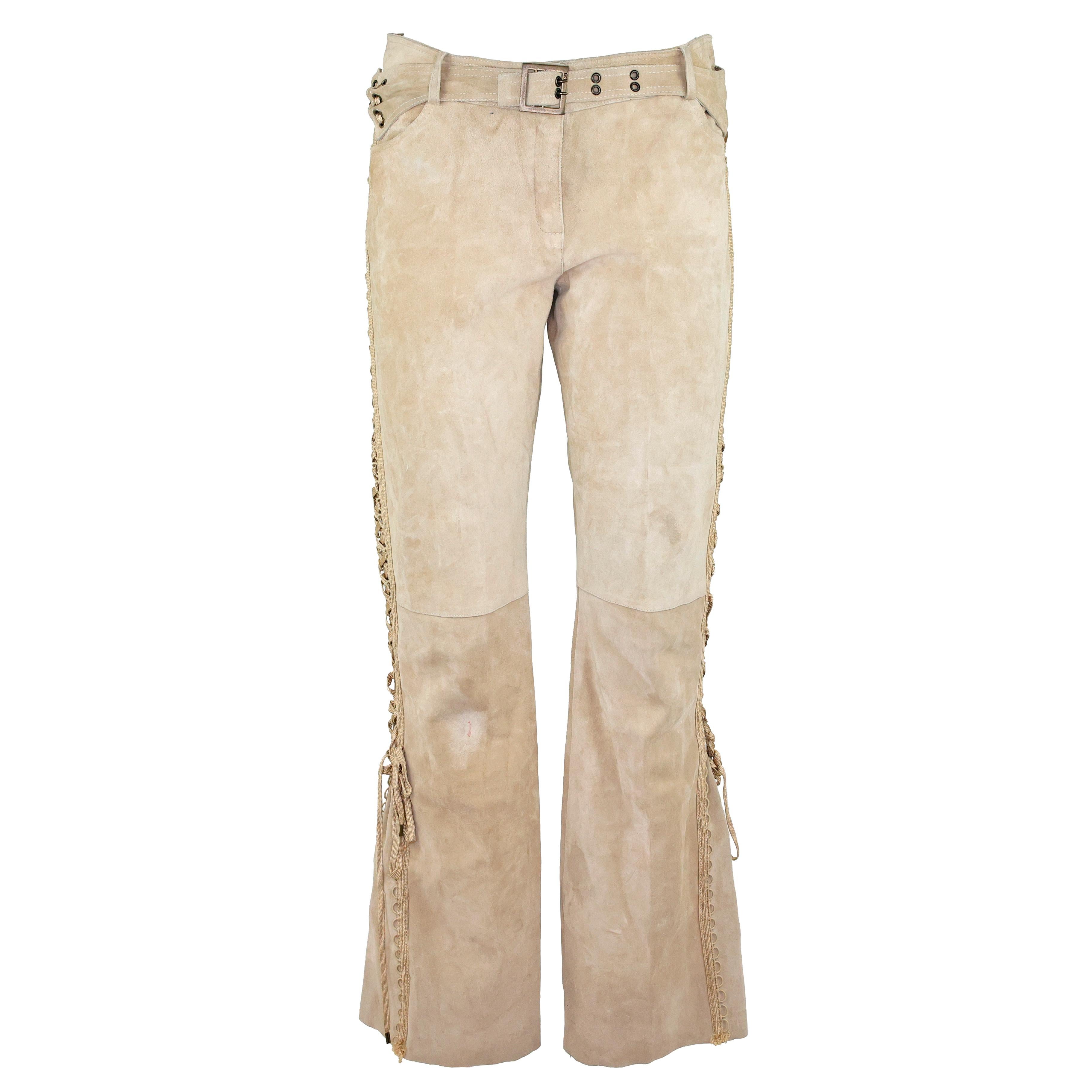 RARI Pantaloni in pelle scamosciata con logo gigante impreziosito di John Galliano for Christian Dior Autunno 2002. Taglia 40 FR.

Condizioni:
Bene. Da notare: graffi e scolorimenti sul logo, macchie sulla pelle scamosciata, si prega di controllare