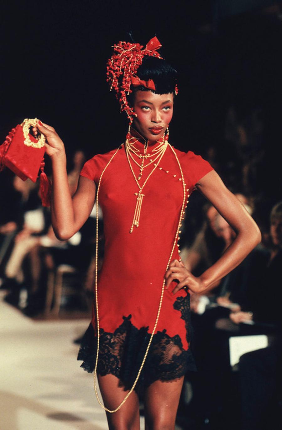 Christian Dior by John Galliano - Fall/Winter 1997 Runway Handbag 

Issu de la première collection de prêt-à-porter automne-hiver 1997 de John Galliano pour Christian Dior, ce sac à main extraordinaire témoigne du savoir-faire théâtral et de la