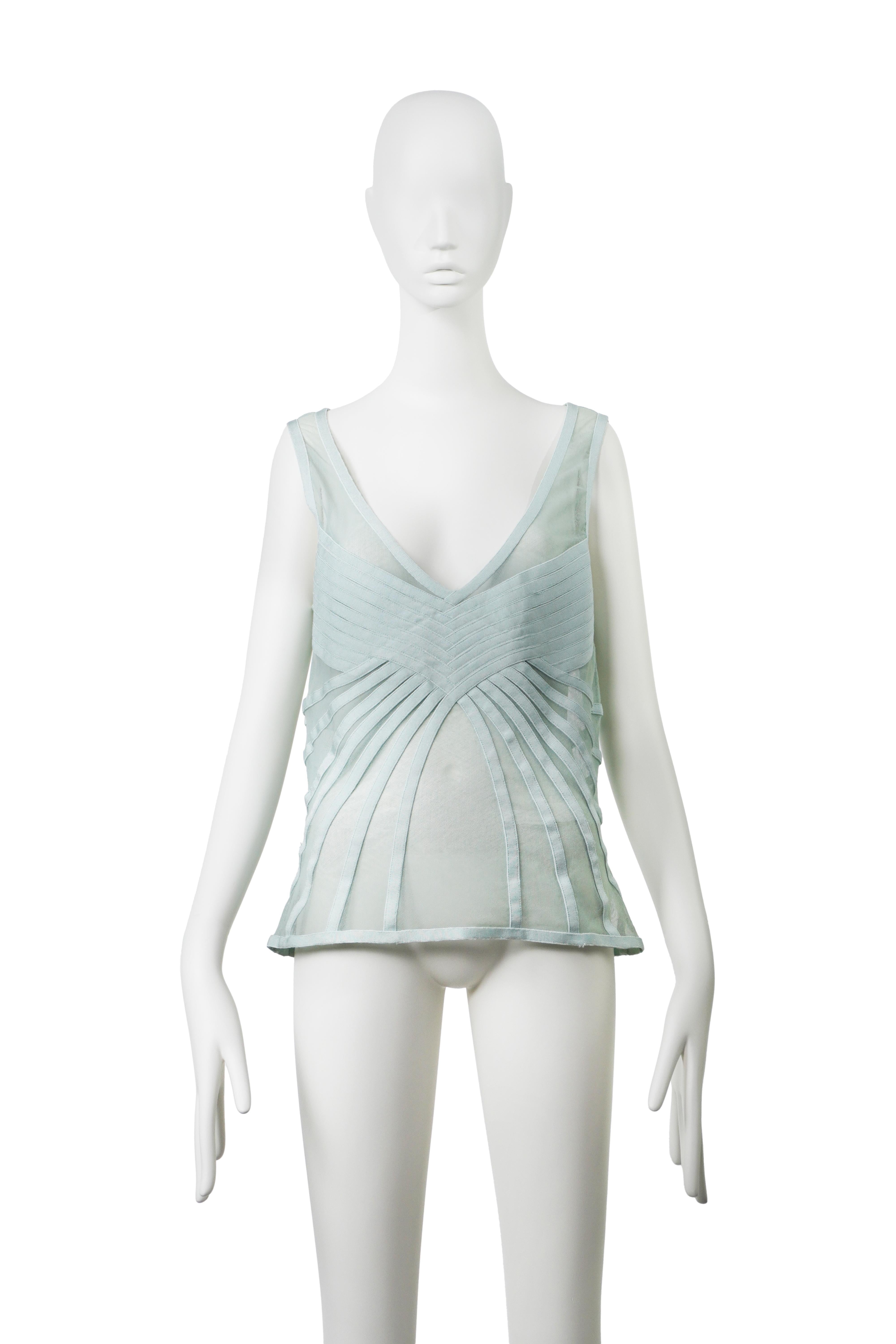 Christian Dior by John Galliano Otoño Invierno 2004 Top Art Decó transparente FR44

Marca: Christian Dior
Diseñador: John Galliano
Colección / Año: Otoño / Invierno 2004
Material: Tul: 64% Algodón, 19% Elastán, 17% Poliamida. Revestimiento: 90%