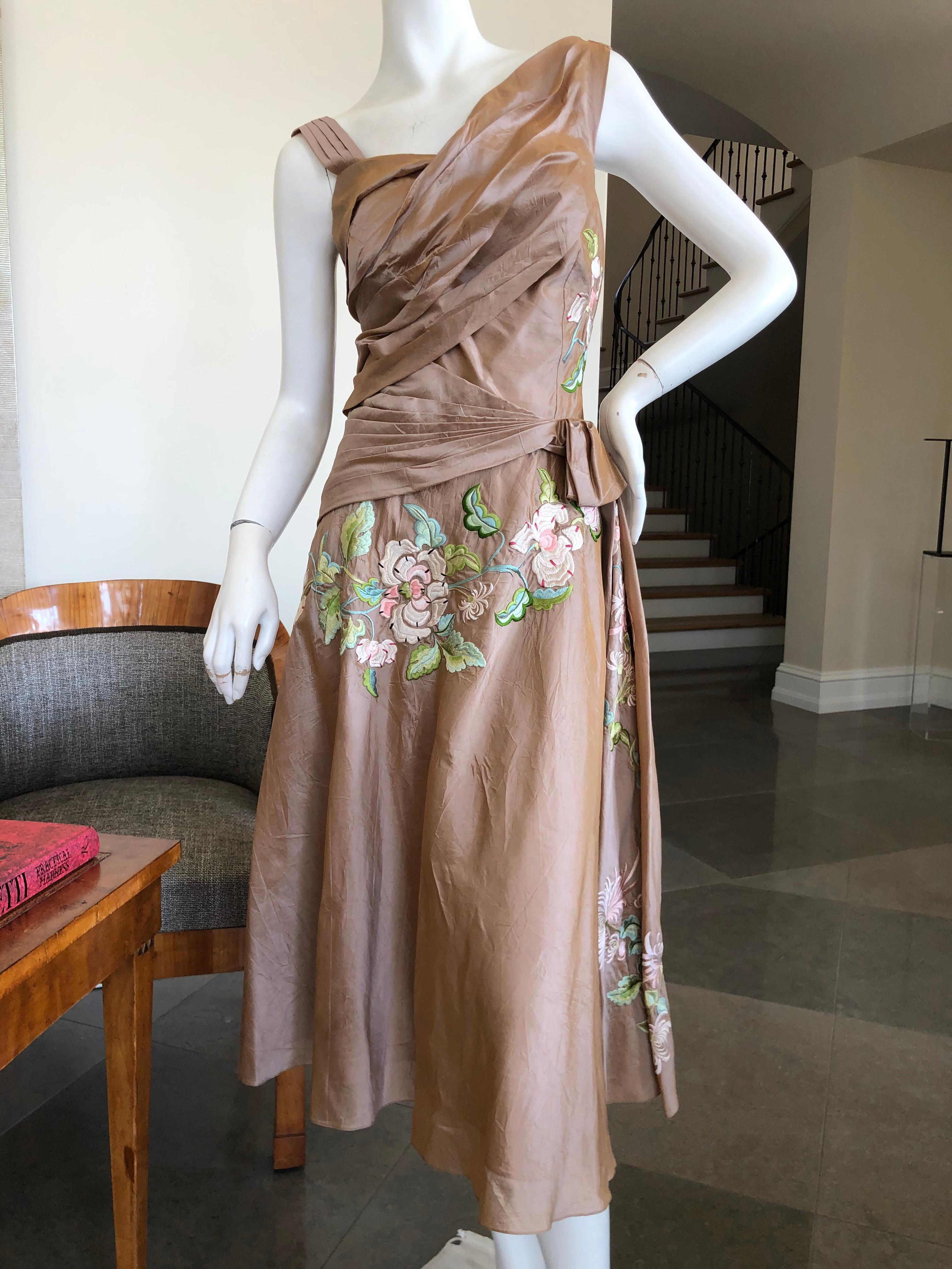 Christian Dior by John Galliano Floral besticktes Seidenkleid mit Seitenschärpe. 
Ungewöhnliche Seide:: die gekräuselt ist:: mit einer seitlichen Schleife / Schärpe:: die mit Chrysanthemen bestickt ist. 
Das ist so exquisit:: dass die Fotos es