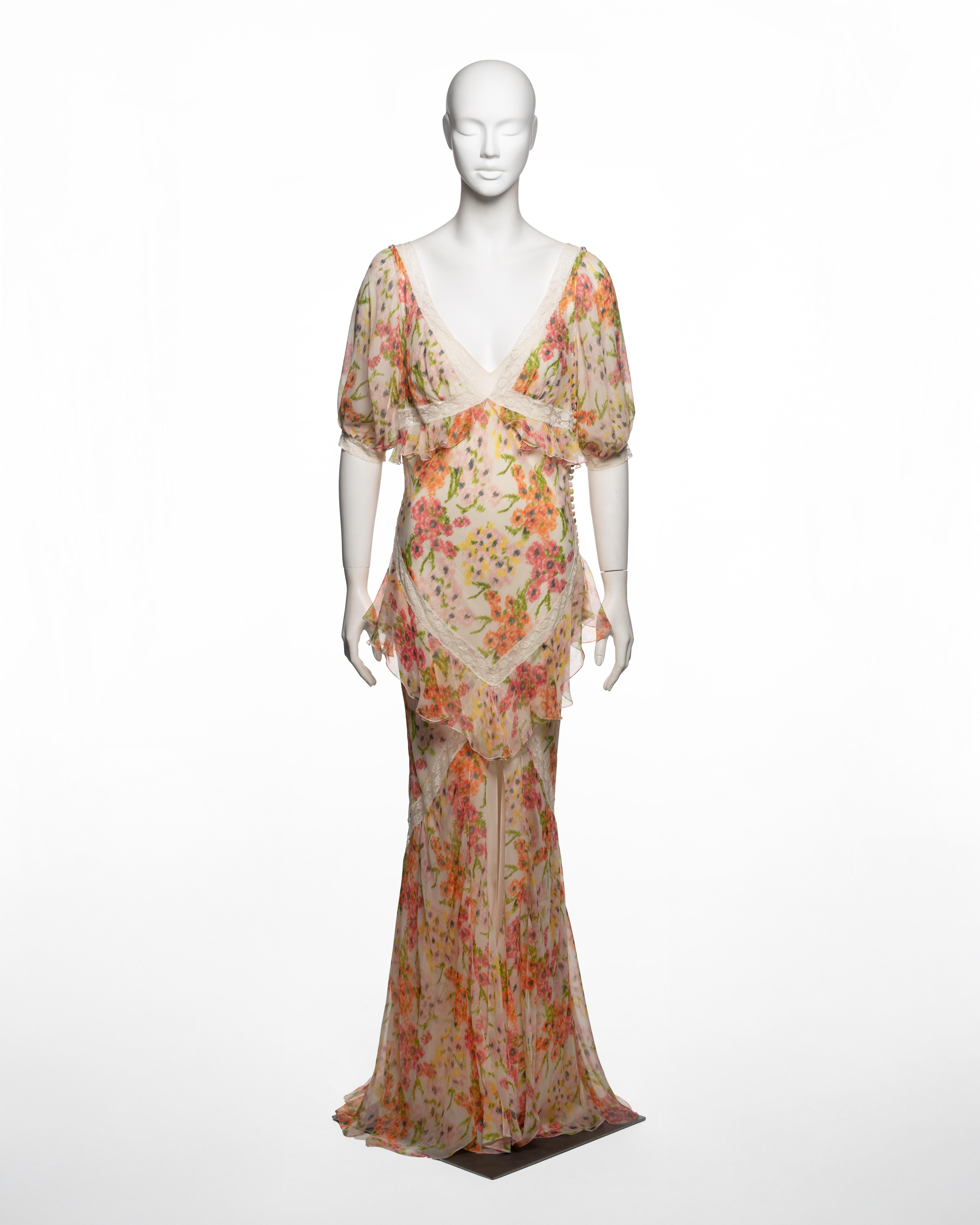 Dieses bodenlange Kleid aus der Frühjahr/Sommer-Kollektion 2005 von Christian Dior by John Galliano ist aus schräg geschnittenem, durchscheinendem Seidenchiffon gefertigt, der mit einem malerischen Blumenmuster in Rosa-, Korallen-, Orange-, Gelb-,
