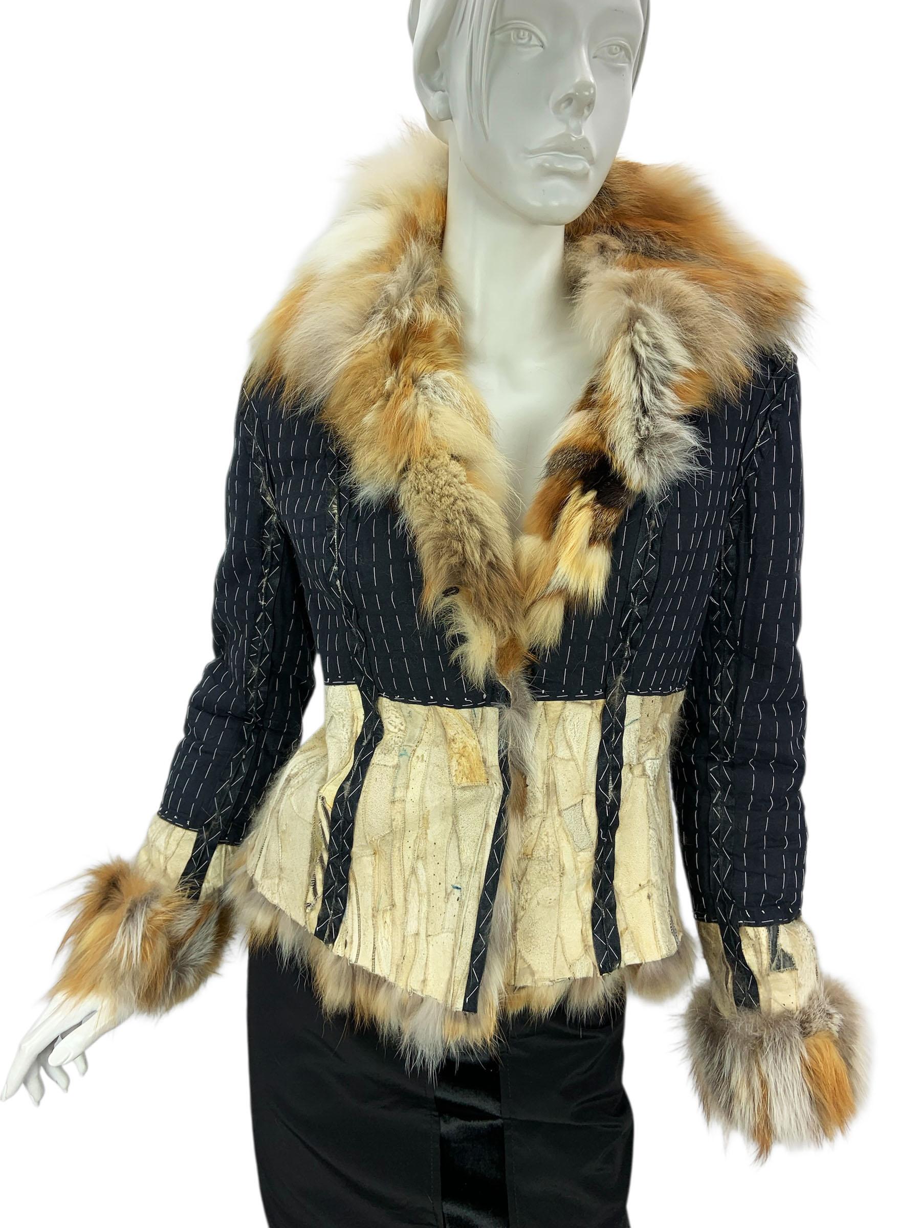 Chaqueta reversible Christian Dior by John Galliano Otoño/Invierno 2001 extremadamente rara y coleccionable, una pieza icónica de una de las colecciones más teatrales y narrativas de Galliano. Este codiciado diseño de pasarela encarna la mezcla