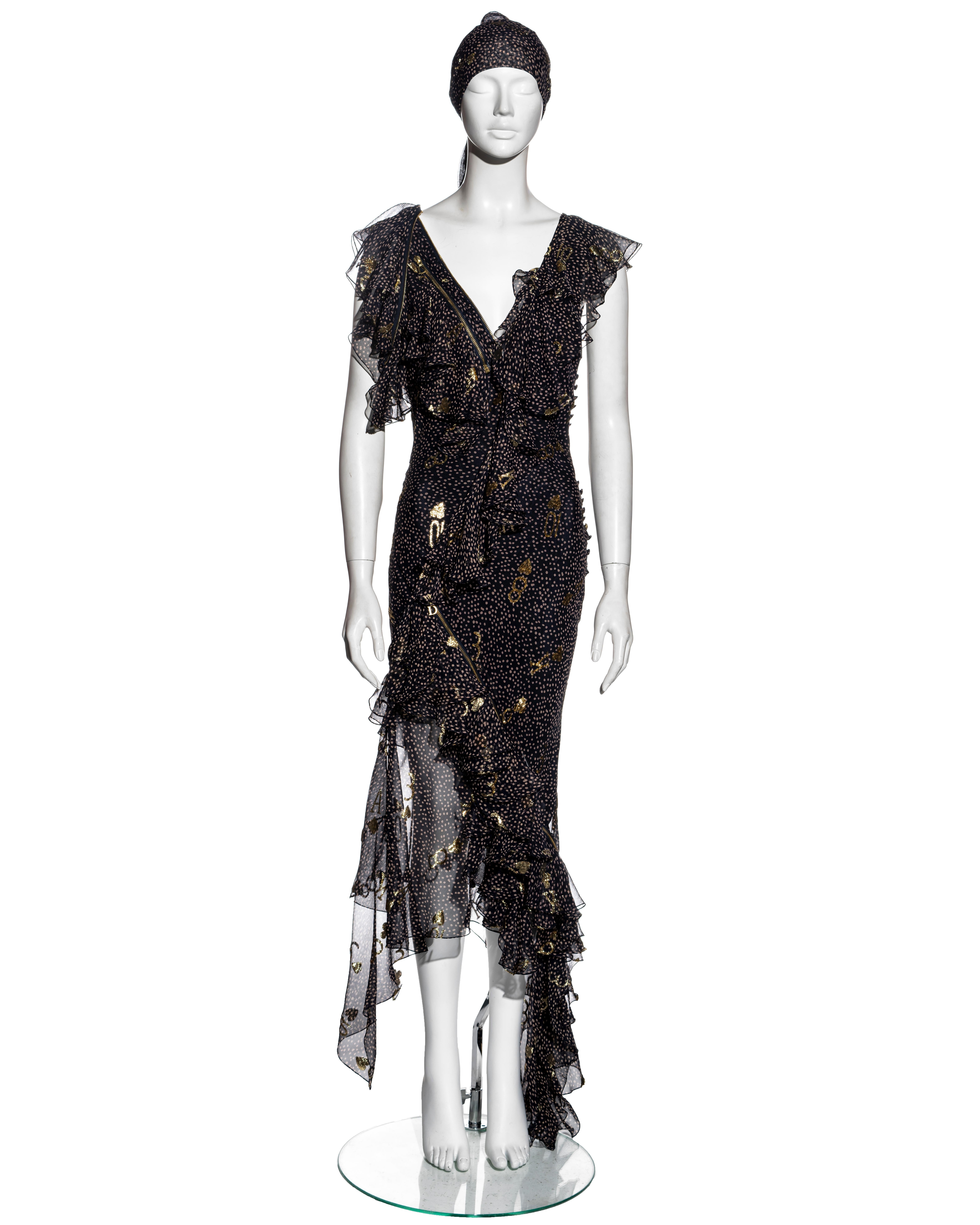 ▪ Vestido de noche Christian Dior
▪ Diseñado por John Galliano 
▪ Jacquard de gasa de seda dorado metalizado 
▪ Múltiples volantes sujetos con cremalleras doradas 
▪ Chal / pañuelo a juego 
▪ Dobladillo asimétrico 
▪ Cuello en V 
▪ Talla aprox. FR