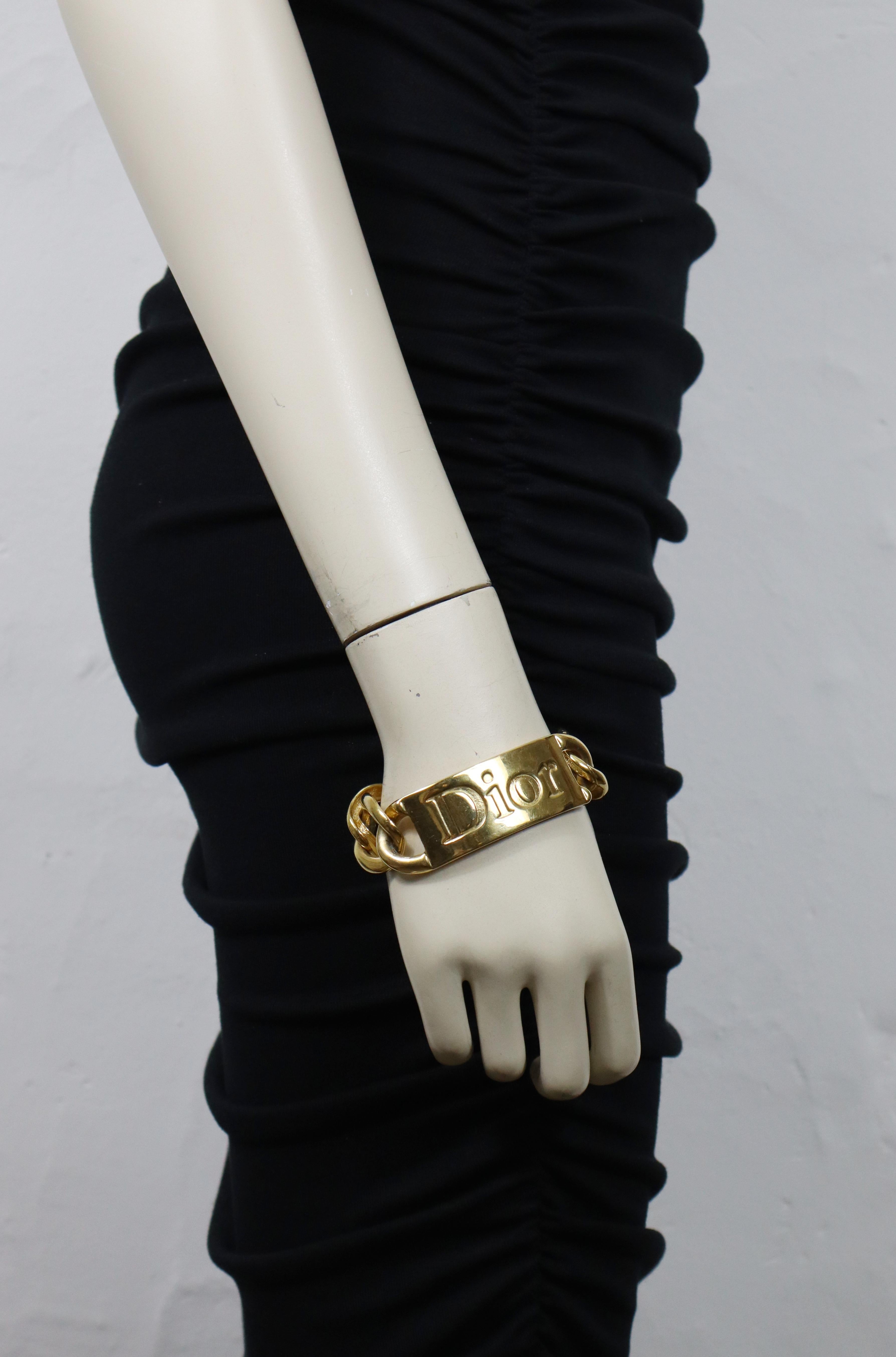 CHRISTIAN DIOR by JOHN GALLIANO gold tone bracelet featuring curb links and ID tag embossed DIOR.

Adjustable lobster clasp.

Embossed DIOR.

Indicative measurements : length from approx. 19 cm (7.48 inches) to approx. 22 cm (8.66 inches)  / width