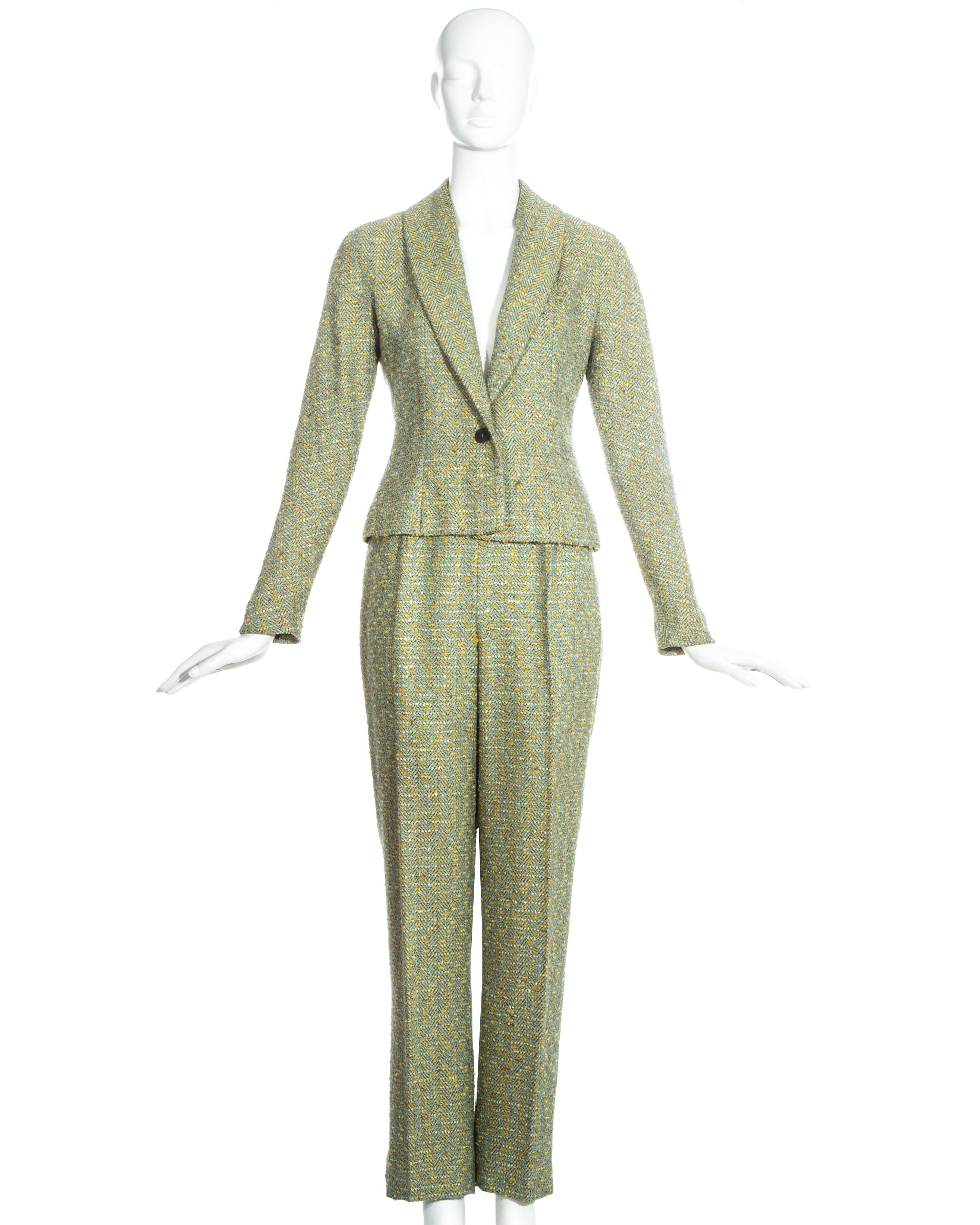 Costume 3 pièces en tweed vert Christian Dior by John Galliano comprenant : une veste blazer à revers châle, un pantalon droit et une jupe crayon longueur genou.

Automne-Hiver 1998