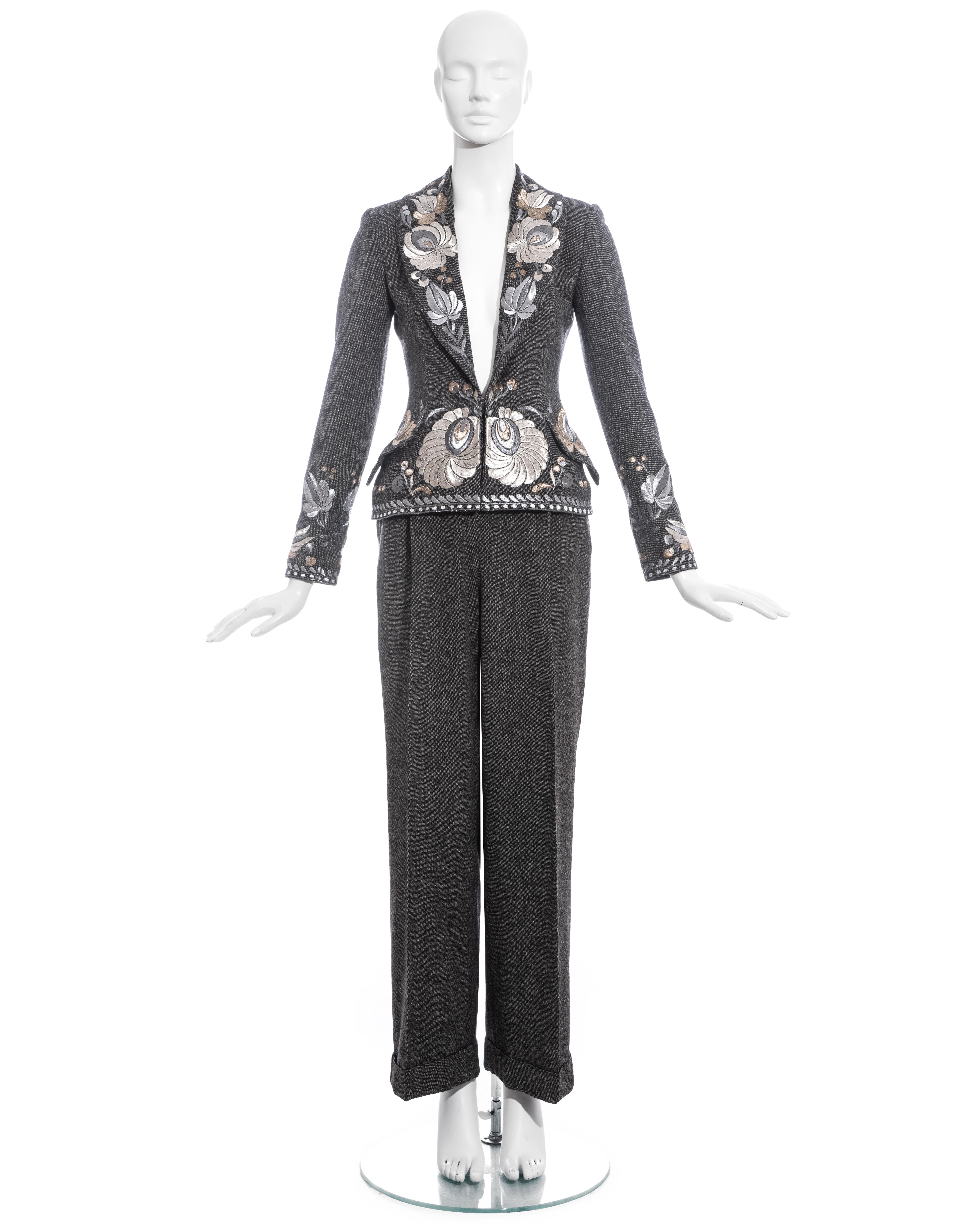 Costume pantalon en tweed Donegal gris Christian Dior by John Galliano comprenant : veste blazer ajustée avec broderie métallique argentée, revers châle, doublure en soie et fermeture à crochet sur le devant. Pantalon droit à taille haute avec