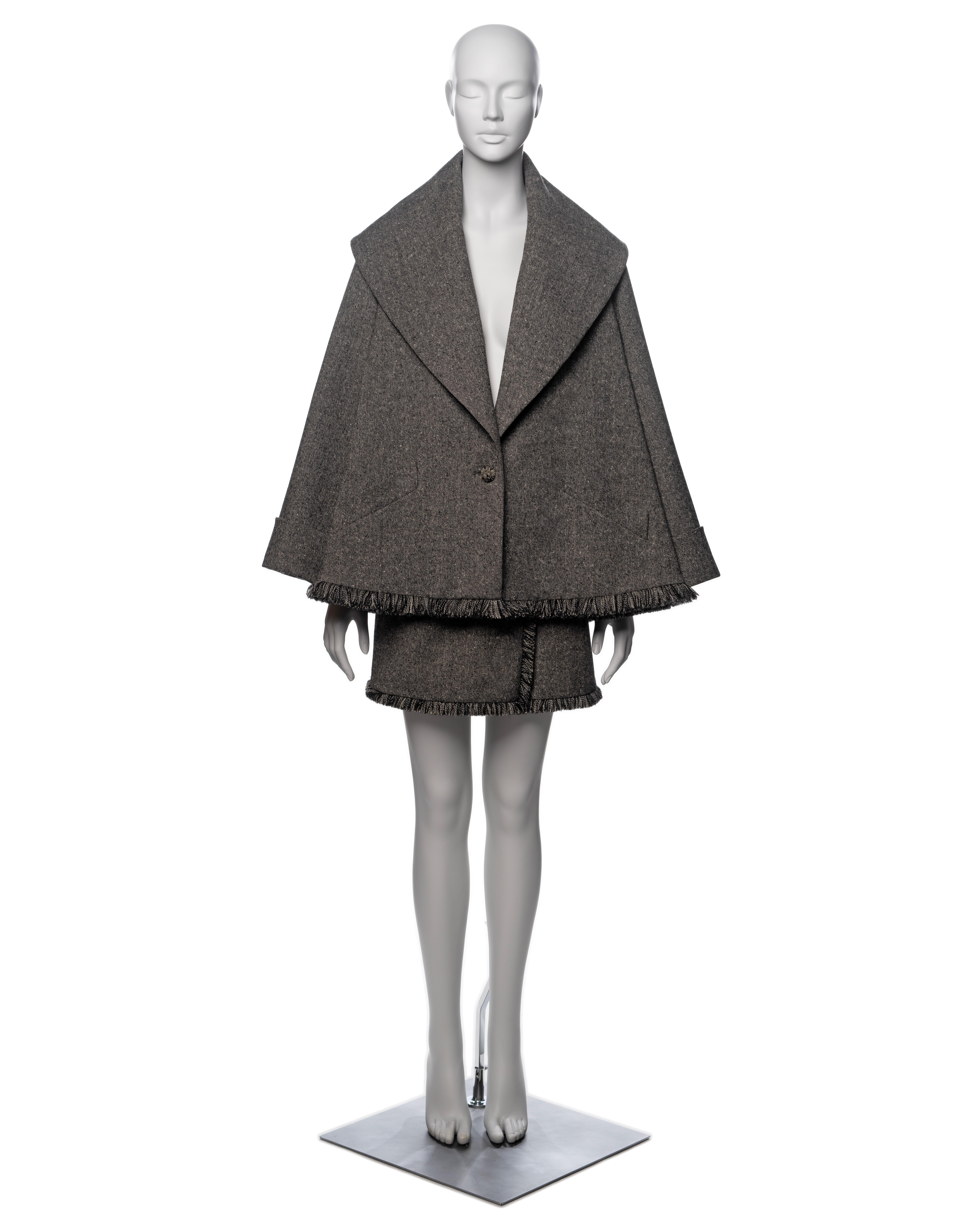 ▪ Brand: Christian Dior
▪ Creative Director: John Galliano
▪ Collection: Fall-Winter 1998
▪ Sold by: One of a Kind Archive
▪ Fabric: Grey Wool Tweed, Cream Silk Lining
▪ Details: Extra large shawl lapel, fringe trim
▪ Size: Jacket; FR36 - UK8 - US4