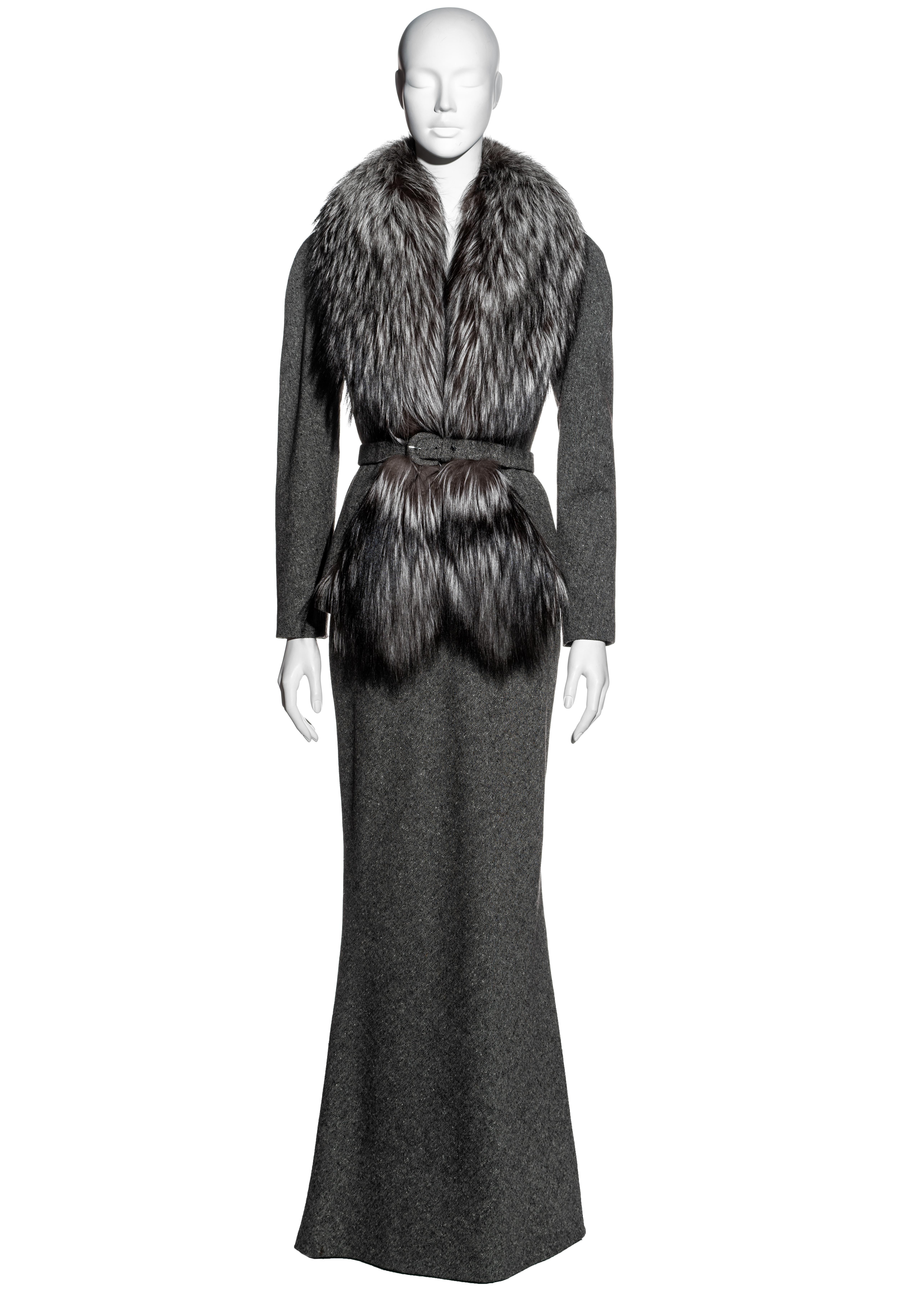 ▪ Christian Dior grey tweed maxi skirt suit 
▪ Designed by John Galliano
▪ 100% Wool
▪ Large fox fur collar 
▪ Matching tweed waist belt 
▪ Fishtail maxi skirt 
▪ Cream silk lining with embroidered 'CD'
▪ FR 40 - UK 12 - US 8
▪ Fall-Winter 1998

