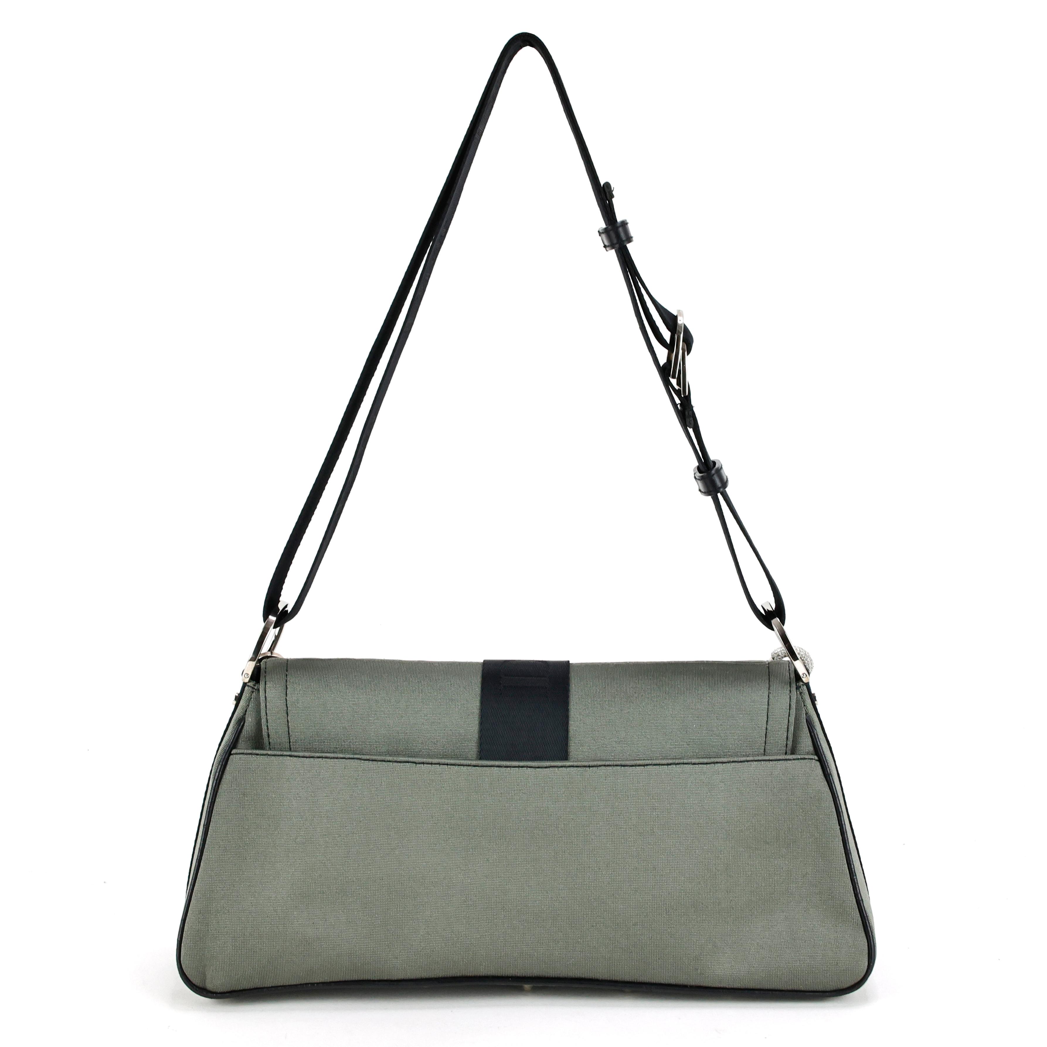 Sac Hardcore 2000s de Christian Dior by John Galliano en tissu vert avec chaîne à logo embellie.

Condit :
Vraiment bien.

Emballage/accessoires :
Sac à poussière.

Mesures :
30cm x 14cm x 9cm