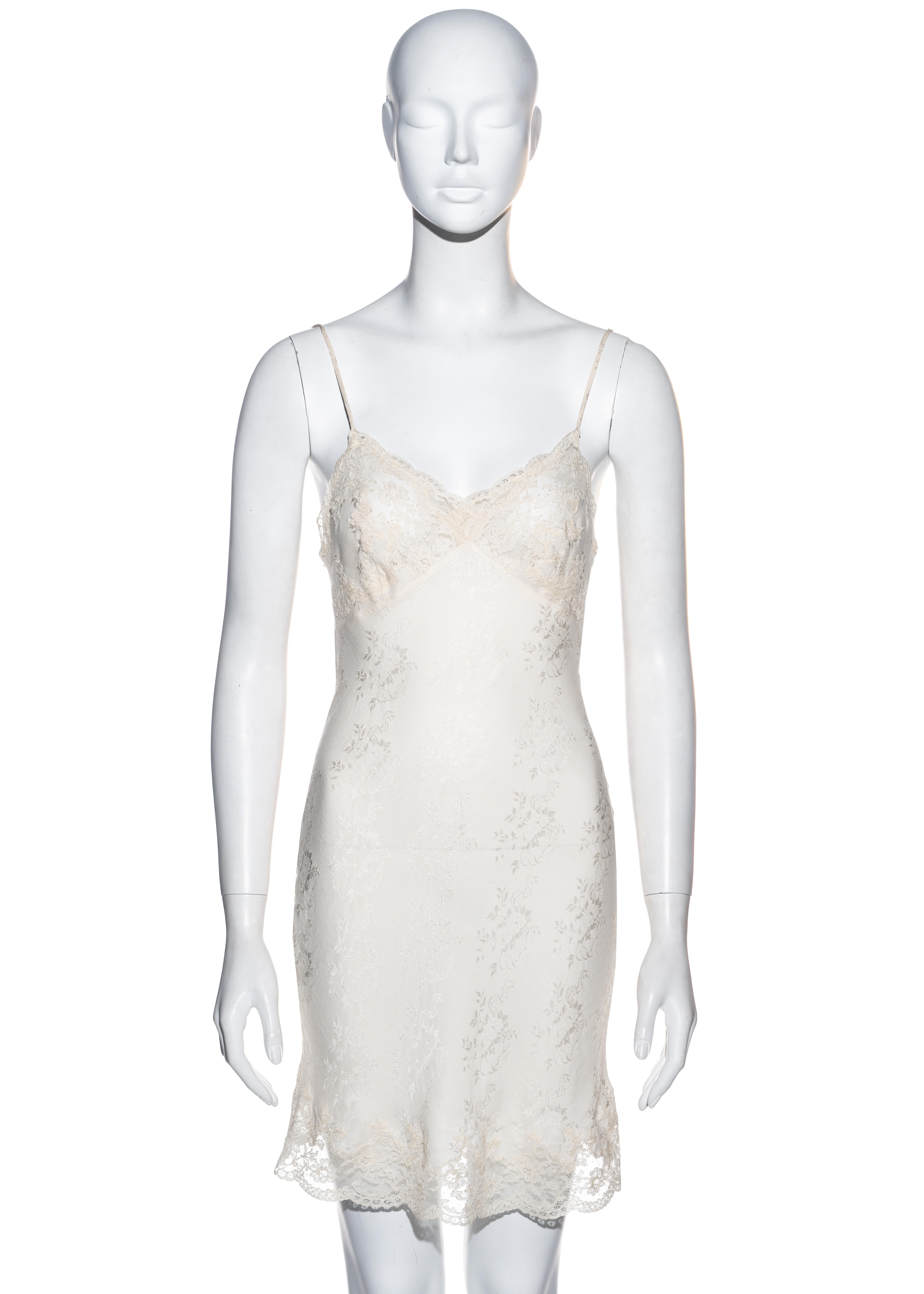▪ Christian Dior ivory silk and lace slip dress
▪ Designed by John Galliano 
▪ Edged with Chantilly lace 
▪ Floral silk jacquard 
▪ Spaghetti straps 
▪ FR 38 - UK 10 - US 6
▪ Spring-Summer 1998