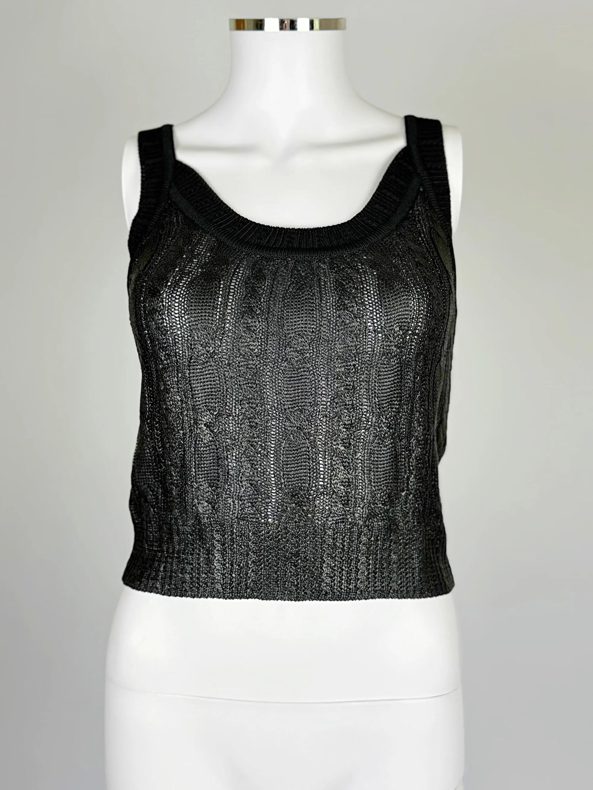 Christian Dior by John Galliano Oberteil mit Strickweste, Frühjahr/Sommer 1999
Viskosestrick mit Wet-Look-Finish, je nach Lichteinfall fast metallisch
Der dazu passende Rock war auf dem Laufsteg als Teil eines Ensembles zu sehen
Sehr guter