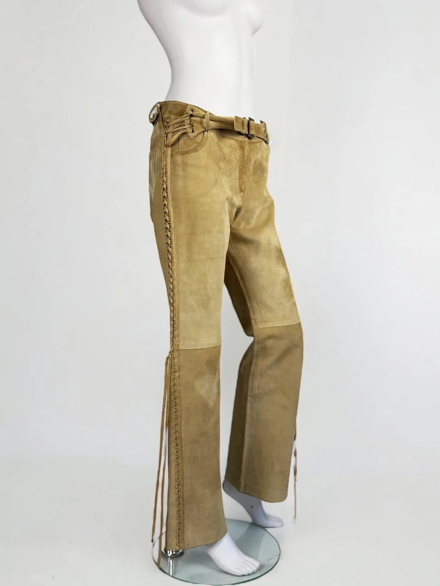 Pantalon à lacets en daim Christian Dior by John Galliano, automne-hiver 2002
100% cuir suédé - exceptionnellement doux !
Bon état vintage avec quelques marques sur le daim, en rapport avec l'âge, illustré.
Taille : FR 40