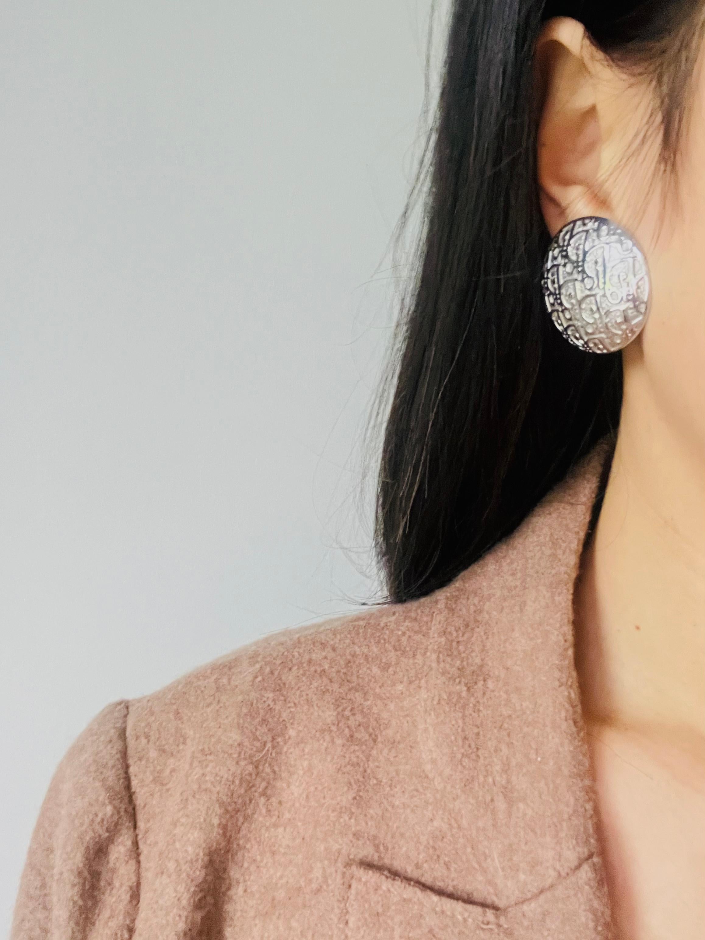 Christian Dior for John Galliano Große Monogramme mit Logo und runder Kuppel Ohrringe im Angebot 1