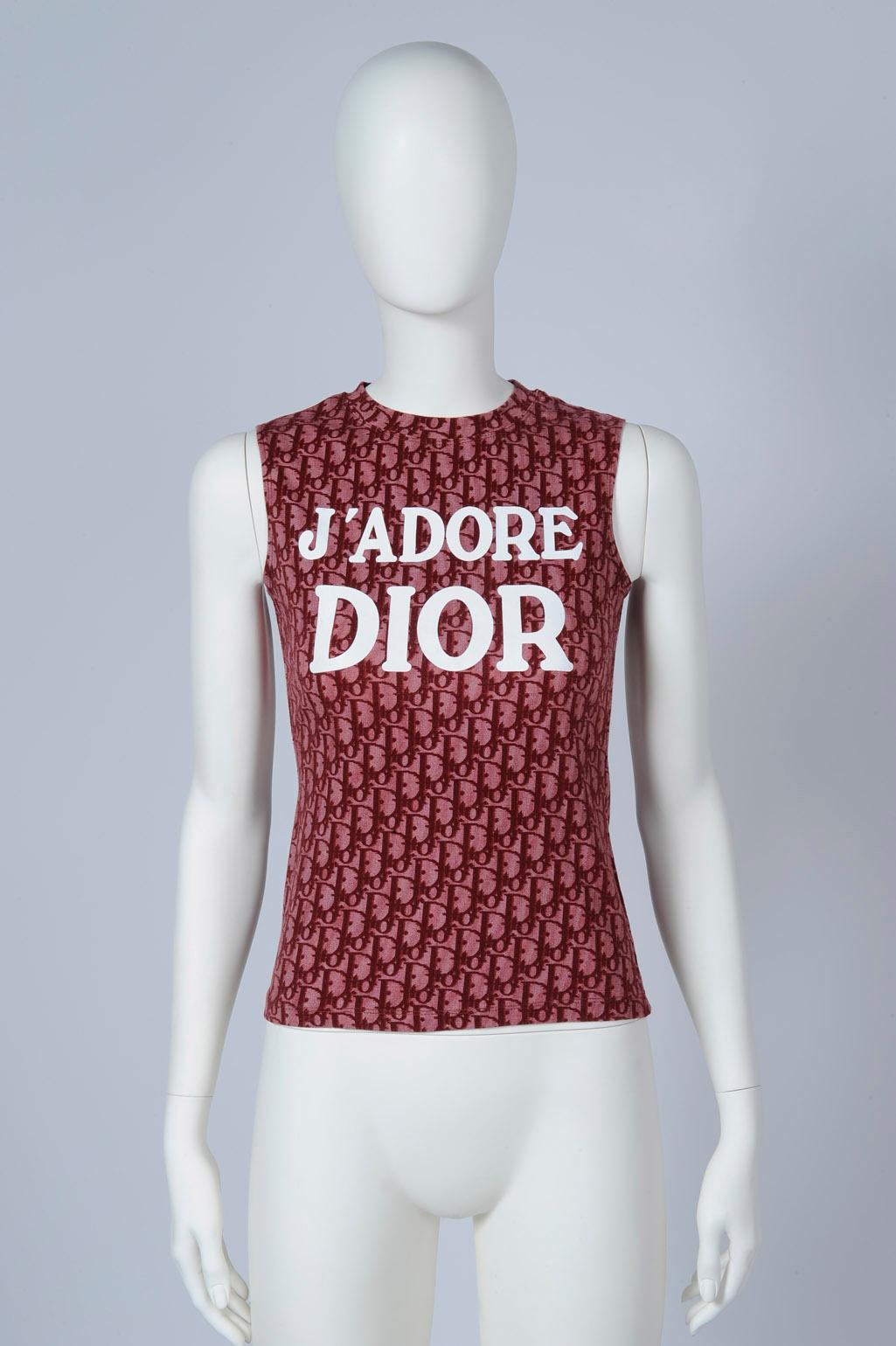 Cut from stretchy cotton in a thigh-skimming fit, this t-shirt features the iconic 