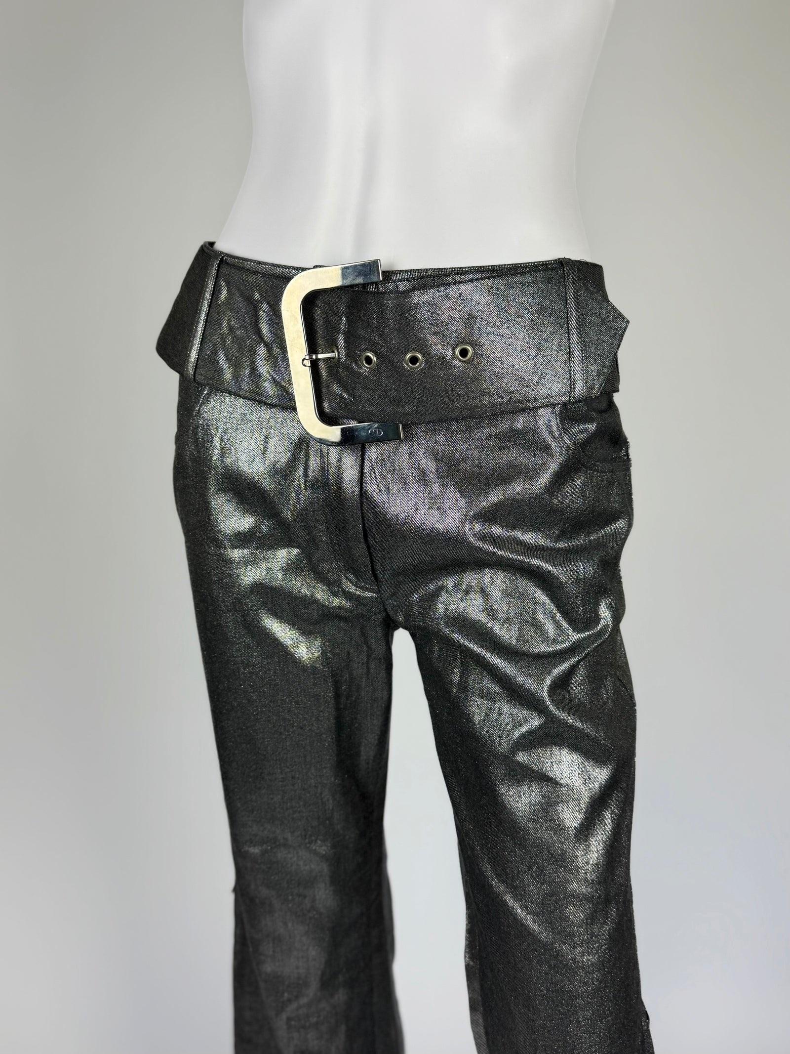 Christian Dior by John Galliano grau/silberne Metallic-Hose, Herbst-Winter 2001
Statement-Gürtel in Übergröße aus passendem Stoff mit extra großer Schnalle
Übertriebener Reißverschluss an beiden Beinen, um die Weite des Streifens zu erhöhen
100%