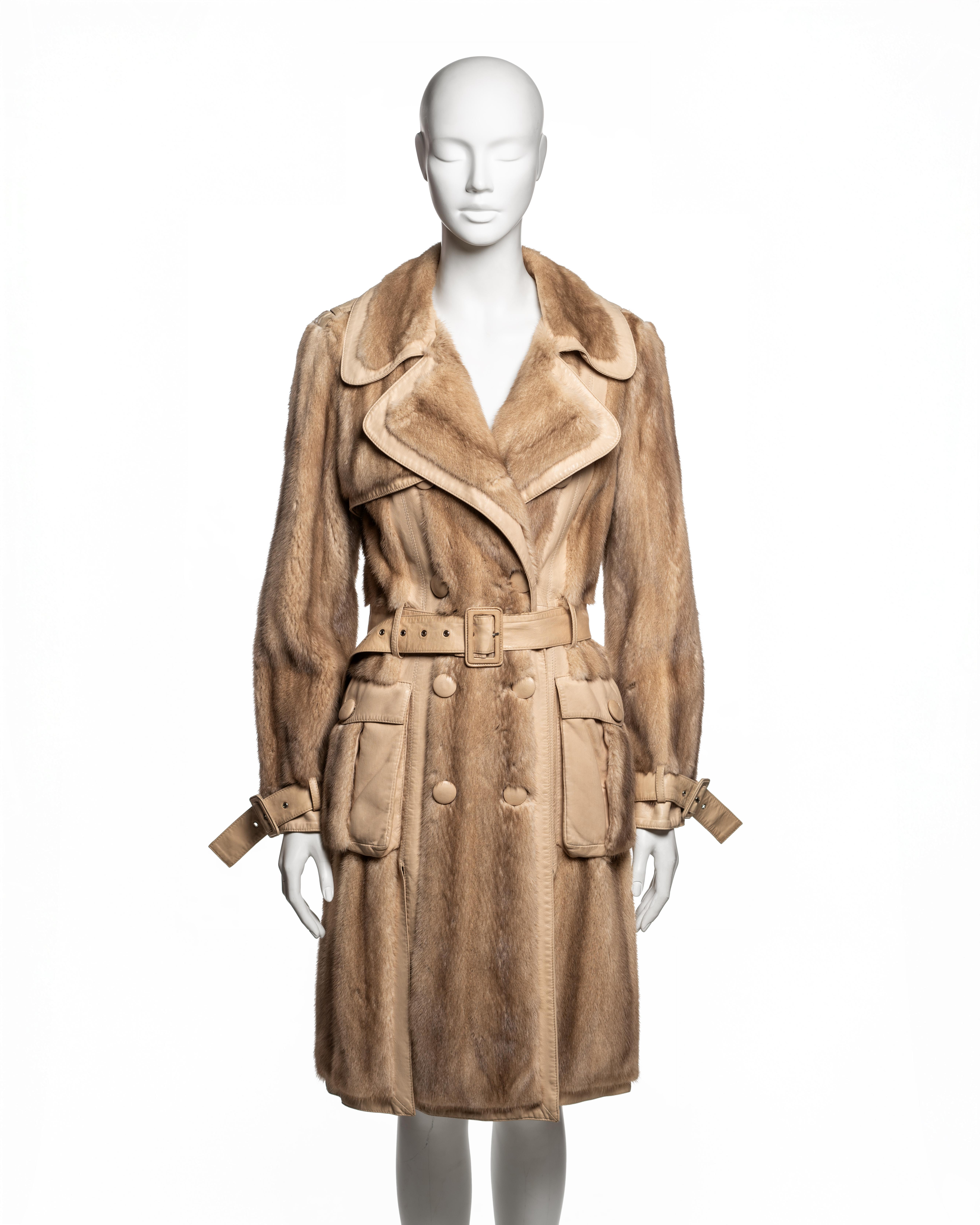 Manteau Christian Dior by John Galliano d'inspiration trench de la collection Automne-Hiver 2005, en vison camel avec bordures et empiècements structurels en cuir d'agneau, entièrement doublé de soie. Le double boutonnage se ferme à l'aide de