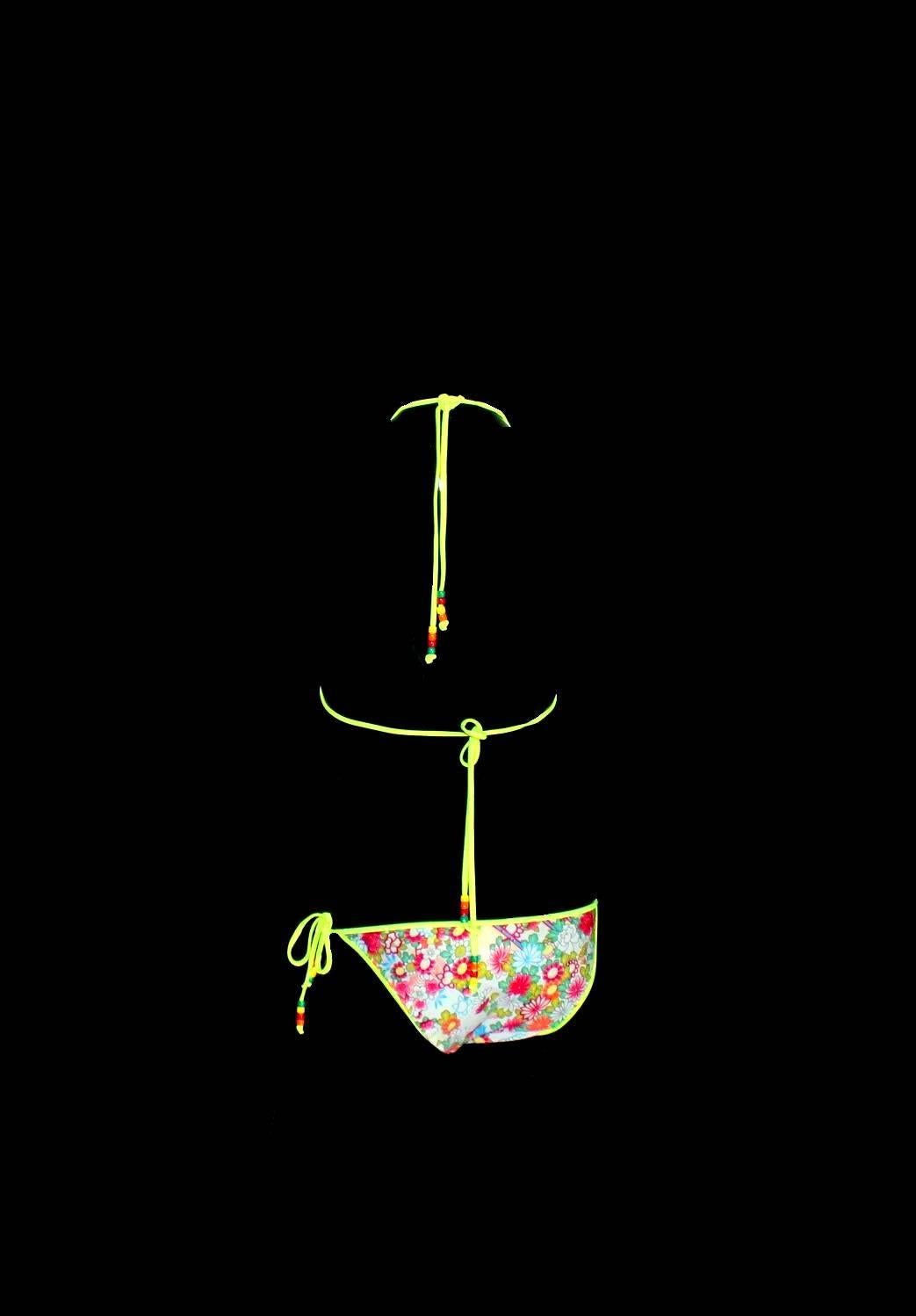 Stunning Christian Dior bikini
Designed by John Galliano for Christian Dior
Multicolor print
Lined
Pearls trimming
Made in France

