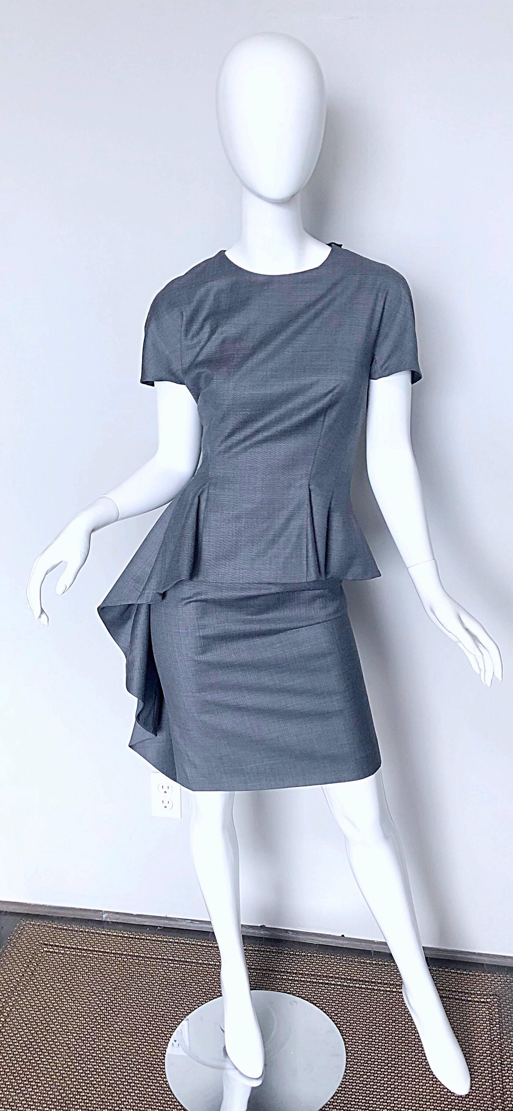 ¡Precioso vestido nuevo con etiquetas CHRISTIAN DIOR by JOHN GALLIANO de lana ligera gris claro! Este vestido tiene tantos detalles... ¡es realmente de alta costura! Corpiño y falda entallados. El peplum unido a la falda drapea maravillosamente en