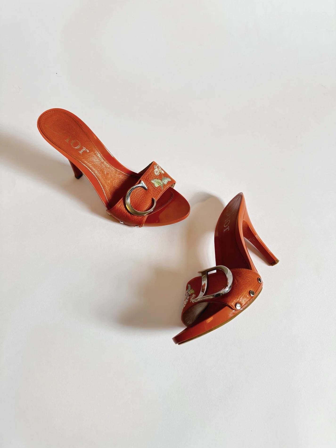 Christian Dior by John Galliano orange leather clogs / heels, 2000s
Flower embroidery
Silver hardware with C & D on each shoe
Good condition with some signs of wear, predominantly to soles and around heel tips, and logo has partially rubbed off one