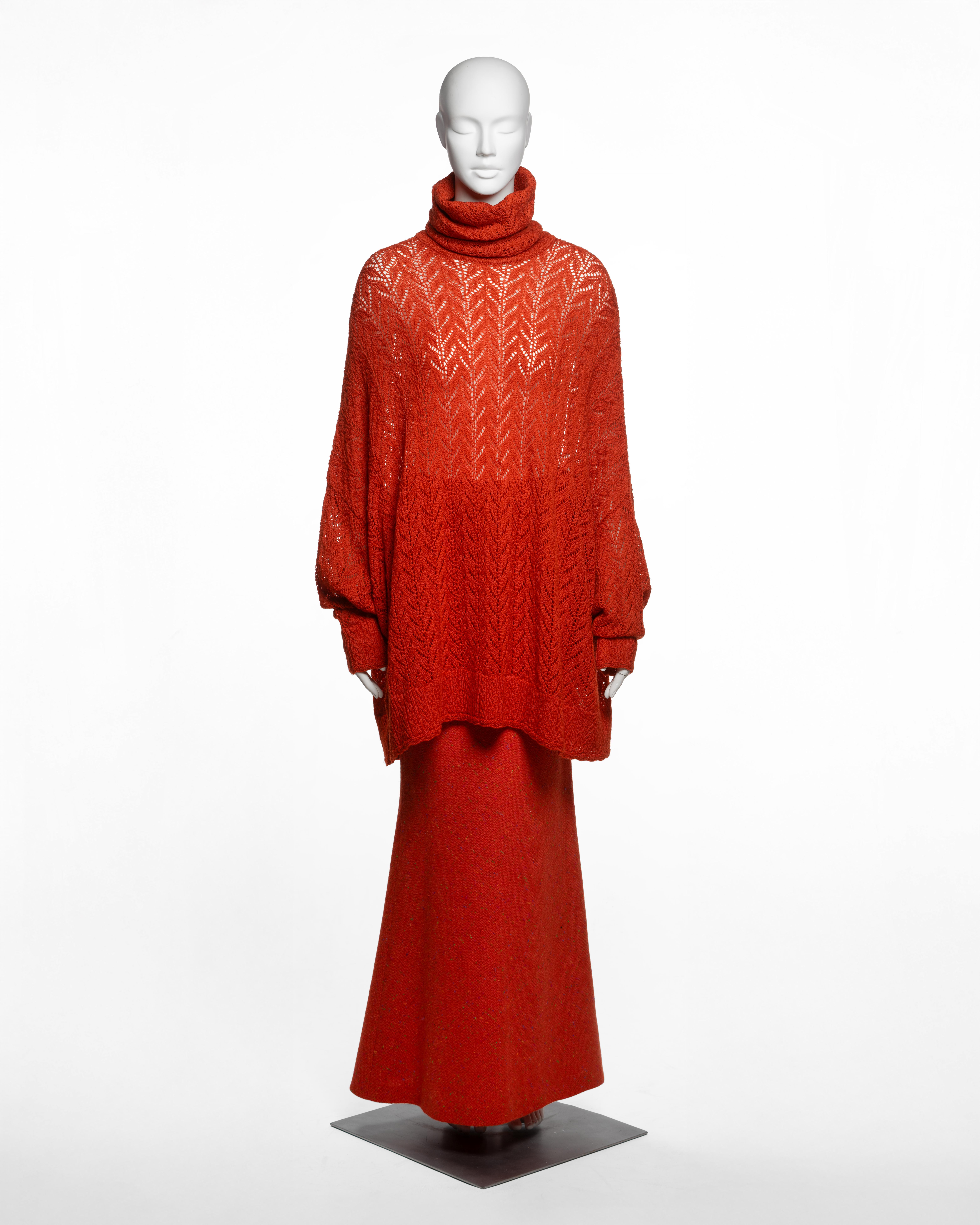 Questo ensemble della collezione Autunno-Inverno 1998 di Christian Dior for John Galliano comprende un pullover oversize in maglia di pizzo in stile poncho e una gonna a ruota in tweed Donegal. Il pullover è realizzato con filati di lana in un