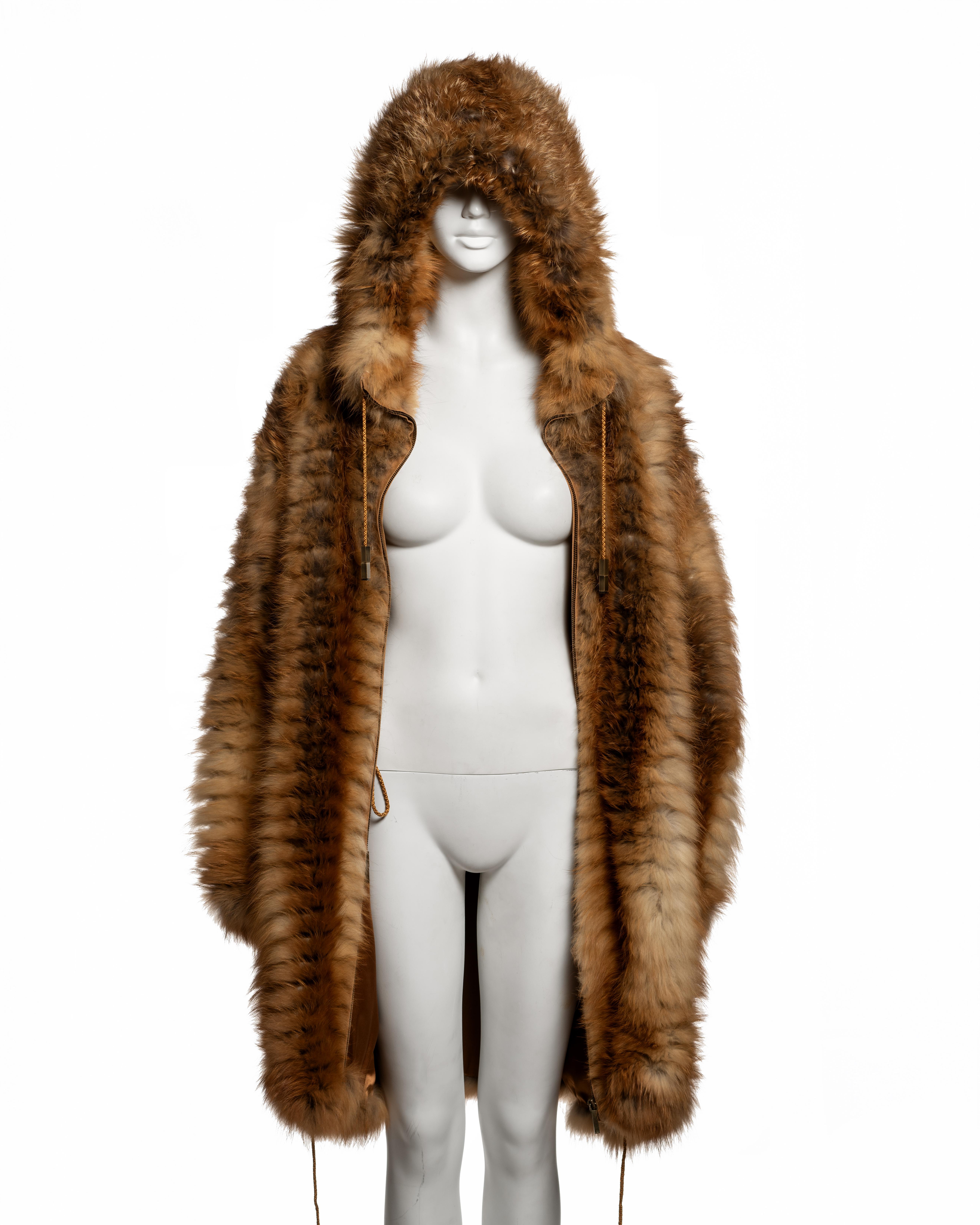 Christian Galliano for Christian Dior con cappuccio in pelliccia di volpe oversize, FW 2003 in vendita 7