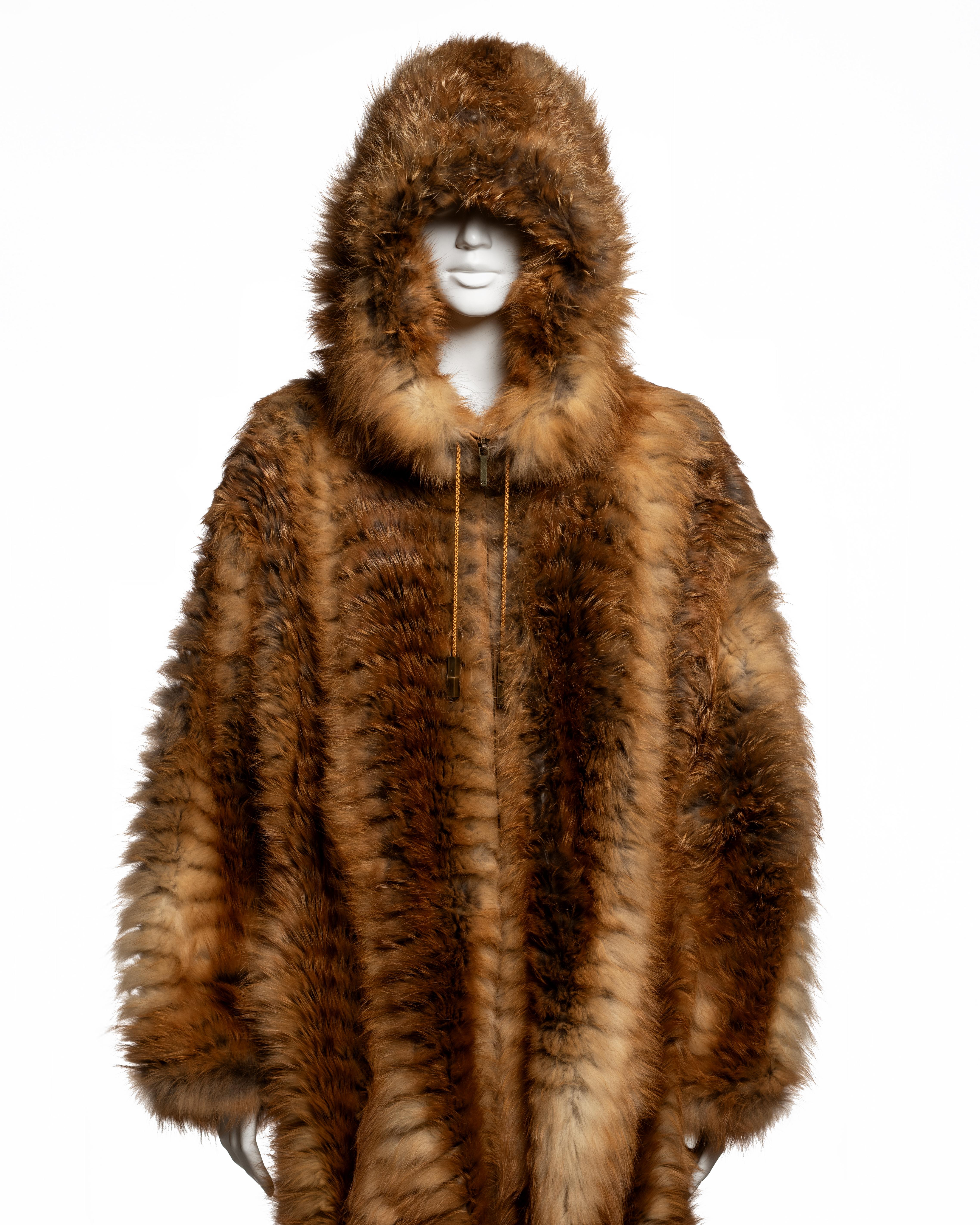Marrone Christian Galliano for Christian Dior con cappuccio in pelliccia di volpe oversize, FW 2003 in vendita
