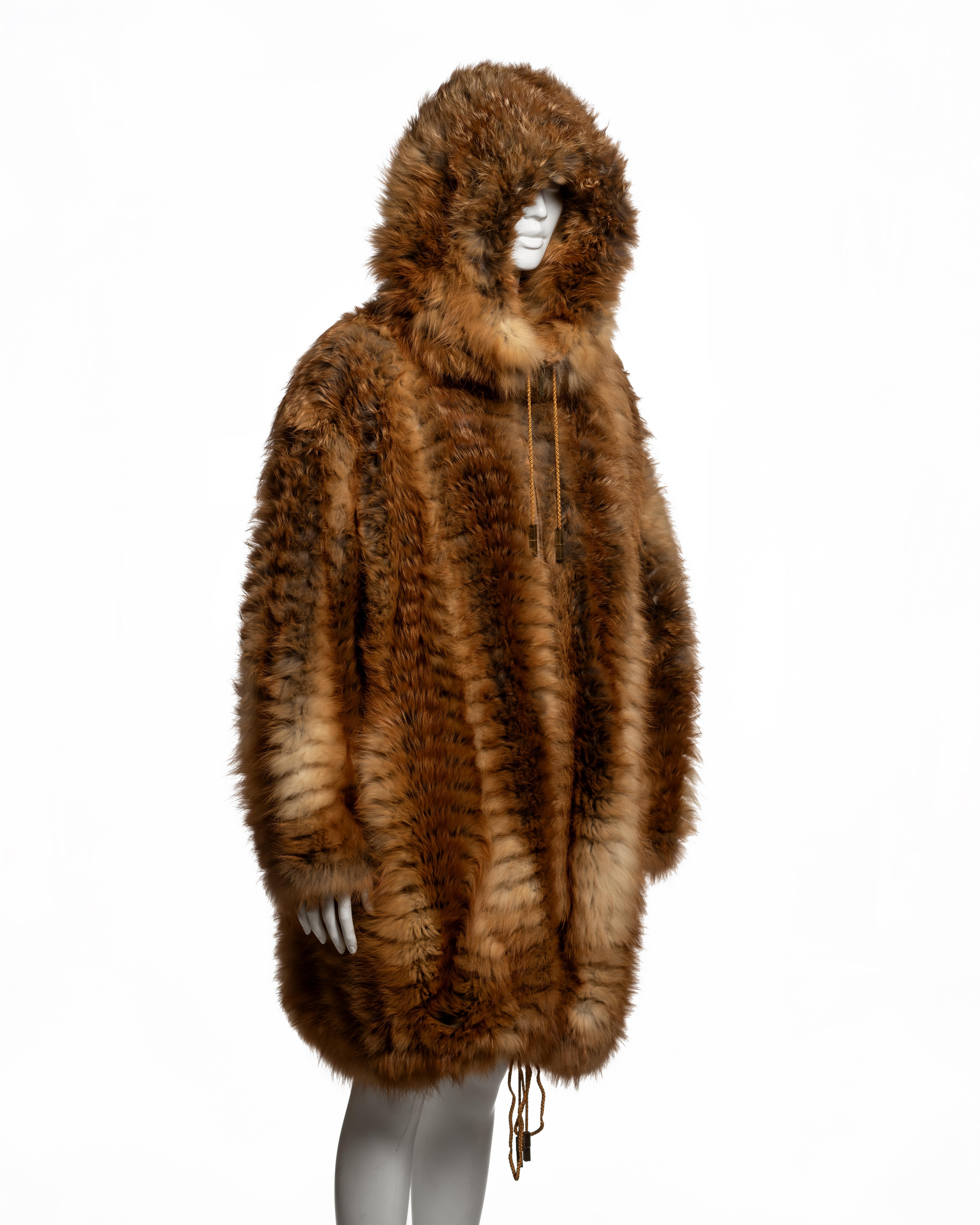Donna Christian Galliano for Christian Dior con cappuccio in pelliccia di volpe oversize, FW 2003 in vendita