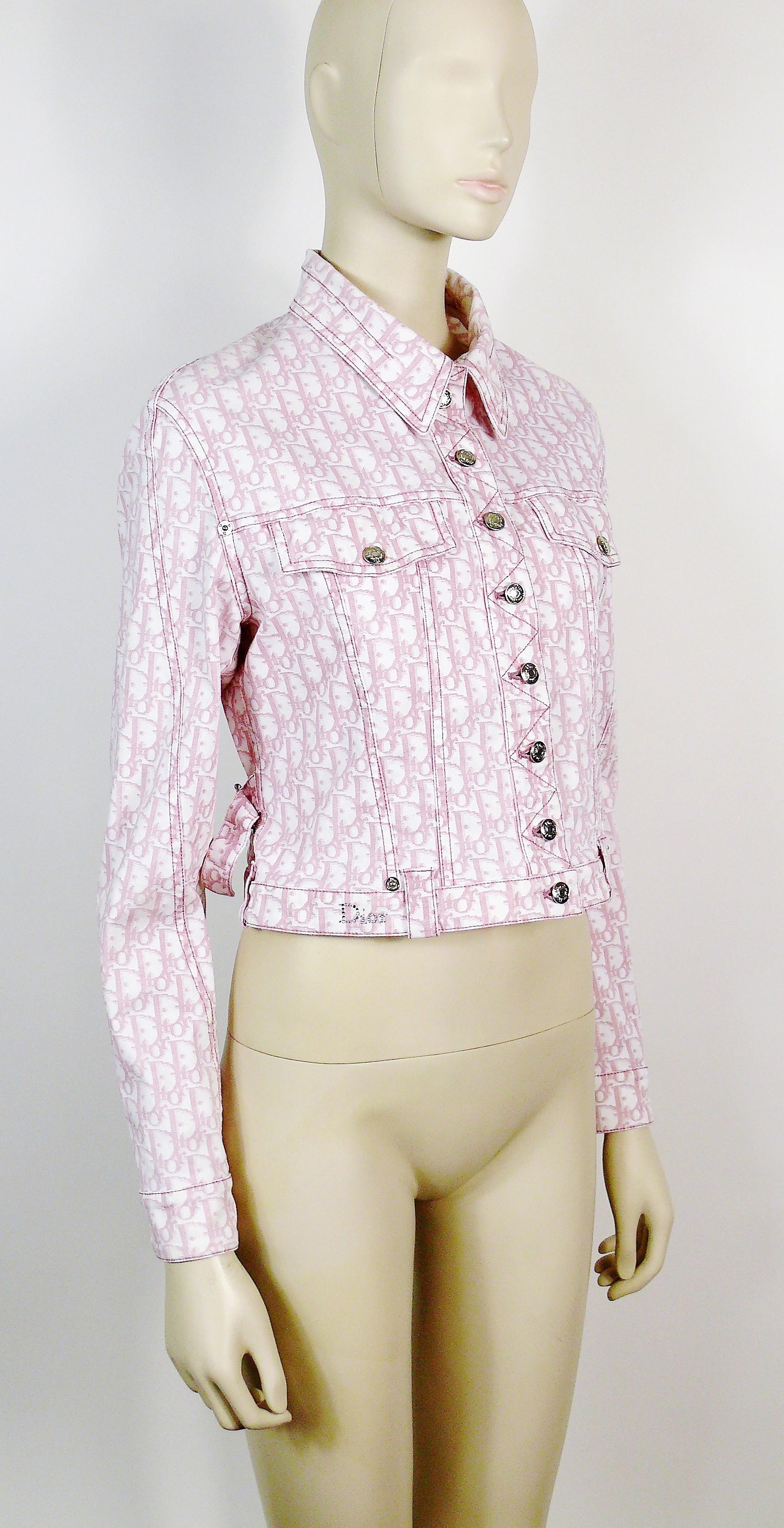 CHRISTIAN DIOR by JOHN GALLIANO pink monogram denim jacket.

This jacket features :
- Soft and slightly stretch cotton blend fabric.
- Long sleeves.
- Buttoning along the front.
- Diamante outlined 1 at the breast pocket and diamante logo at the